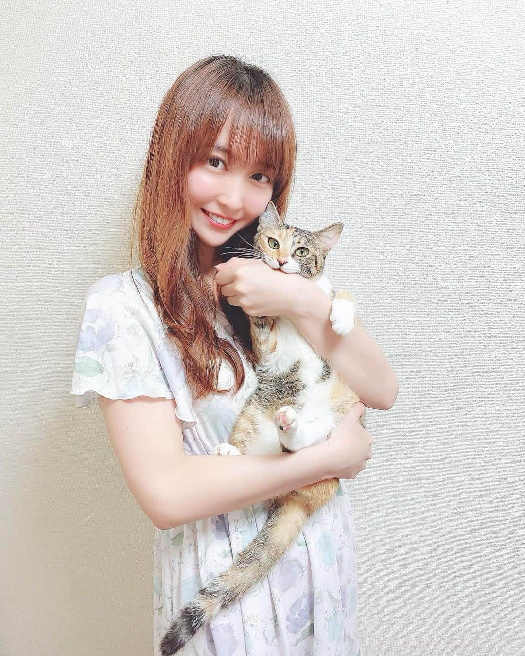 長久梨那さんのインスタグラム写真 - (長久梨那Instagram)「． with猫🐱💓 3枚目のピー助ぶちゃかわ💕 ． #猫 #三毛猫 #ねこすたぐらむ #にゃんすたぐらむ #Cocoonist #コクーニスト #おうち時間 #ルームウェア #部屋着 #パジャマ #ワンピ #ワンピース #かわいい #ファッション #女優 #アナウンサー #女子アナ #フォローミー #japan #girl #japanesegirl #cat #catsofinstagram #roomwear #fashion #actress #instafashion #instagood #instagirl #followｍe」6月14日 12時01分 - rinanagahisa