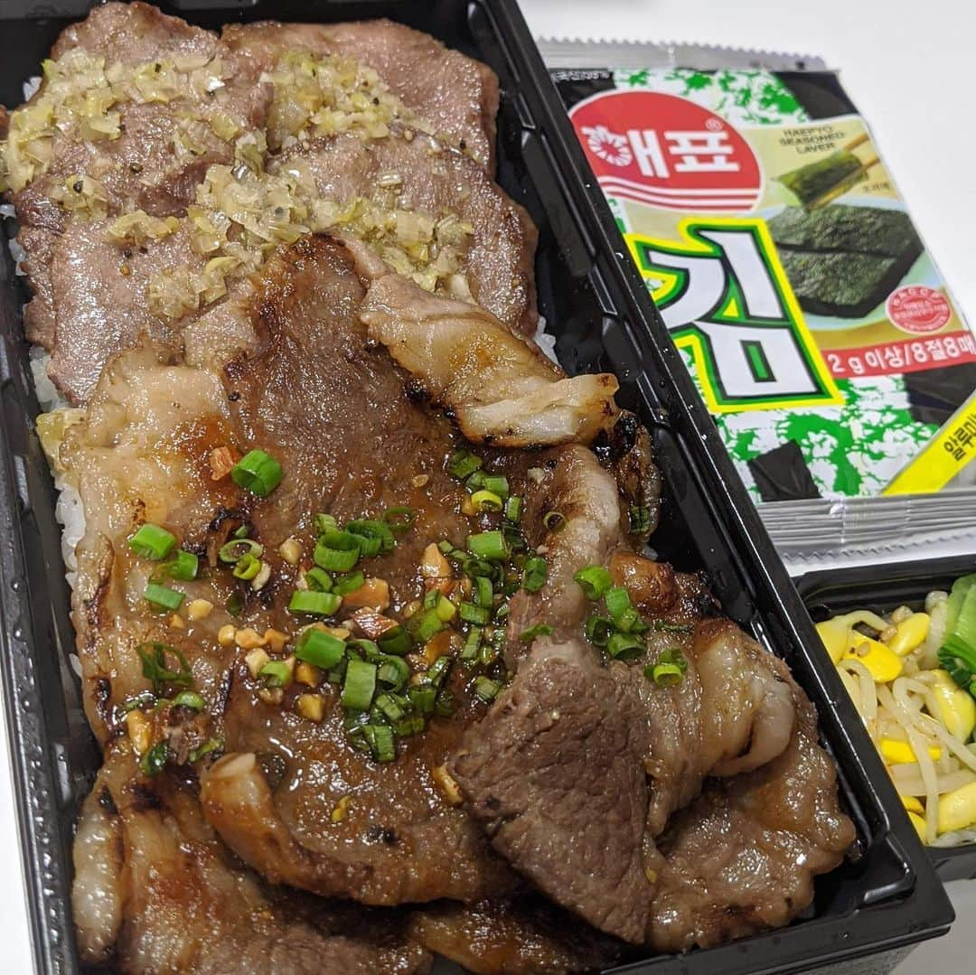 大見さなえさんのインスタグラム写真 - (大見さなえInstagram)「『 #代官山焼肉kintan 』🥓﻿ 和牛サーロイン＆30日間熟成KINTAN弁当🍱﻿ 829食限定！2780円ubereatsで🚴‍♀️﻿ ﻿ 手のひらサイズの大きなサーロインが2枚入ってる🥺🥓﻿ ご飯の進む濃いめのタレとアーモンドがいいアクセント♪﻿ 韓国のり1つ選択すると無料でついてくる✨﻿ ﻿ お店で食べたり、外食がまだ怖い方はubereats等で﻿ 家で安全にたべるのも🙆‍♀️﻿ ﻿ #焼肉 #和牛 #サーロイン #wagyu﻿ #yakiniku #やきにく #焼き肉 #お弁当﻿ #弁当 #ubereats #ウーバーイーツ﻿ #めぐログ_代官山 #代官山グルメ #飯テロ #肉テロ」6月14日 12時05分 - tabe_megumi