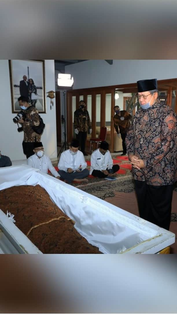 アニ・ユドヨノのインスタグラム：「Inna lillahi wa inna ilaihi raji'un. Kita kehilangan salah satu prajurit terbaik dan putra terbaik bangsa Jenderal TNI Pramono Edhie Wibowo. Dia prajurit sejati yang kenyang bertugas di medan laga utk Sang Merah Putih. Selamat jalan adikku. Istirahatlah dengan tenang di sisi Allah SWT. * SBY *」