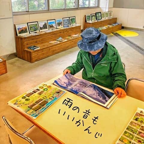 栂池高原スキー場さんのインスタグラム写真 - (栂池高原スキー場Instagram)「ロープウェイ山頂駅には本がいっぱい！ 乗車までの待ち時間にどうぞ！ #栂池高原#栂池自然園#山ガール#山部#山#アウトドア#長野#長野観光#高原#アウトドア好きな人と繋がりたい #山が好きな人と繋がりたい #大自然#おでかけ#おでかけスポット#どこか行きたい #旅行#山が好き #のんびり#日曜日 #山岳写真 #本##登山家#ロープウェイ#雨の日 #雨の日の過ごし方」6月14日 12時17分 - tsugaike_kogen