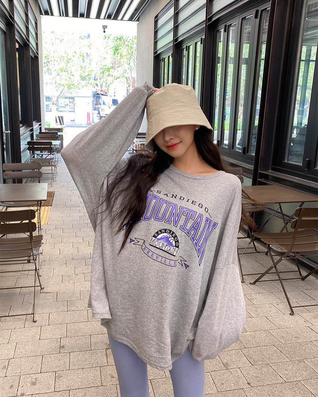 Chuuのインスタグラム：「찰랑찰랑 시원한 소재에 긴팔이라 자외선까지 보호해주니, 이제 본격적으로 여름이 되었는데 주문량이 넘 많은 티셔츠랍니댜🌿 #chuuseoul」