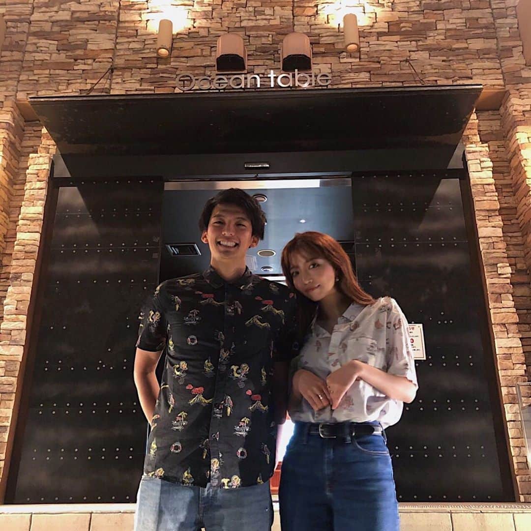 Arika Kuriharaのインスタグラム：「. こないだのストーリーでも載せた 誕生日dinnerのときに着てたアロハシャツ♡🦜 . @poc_daikanyama  路面店でお店の雰囲気もすごいおしゃれ💚 . 結んでもインしてもシャツ出してゆる〜く着てもかわいい🤙🏼 . #portofcall #banksjournal #アロハシャツ」