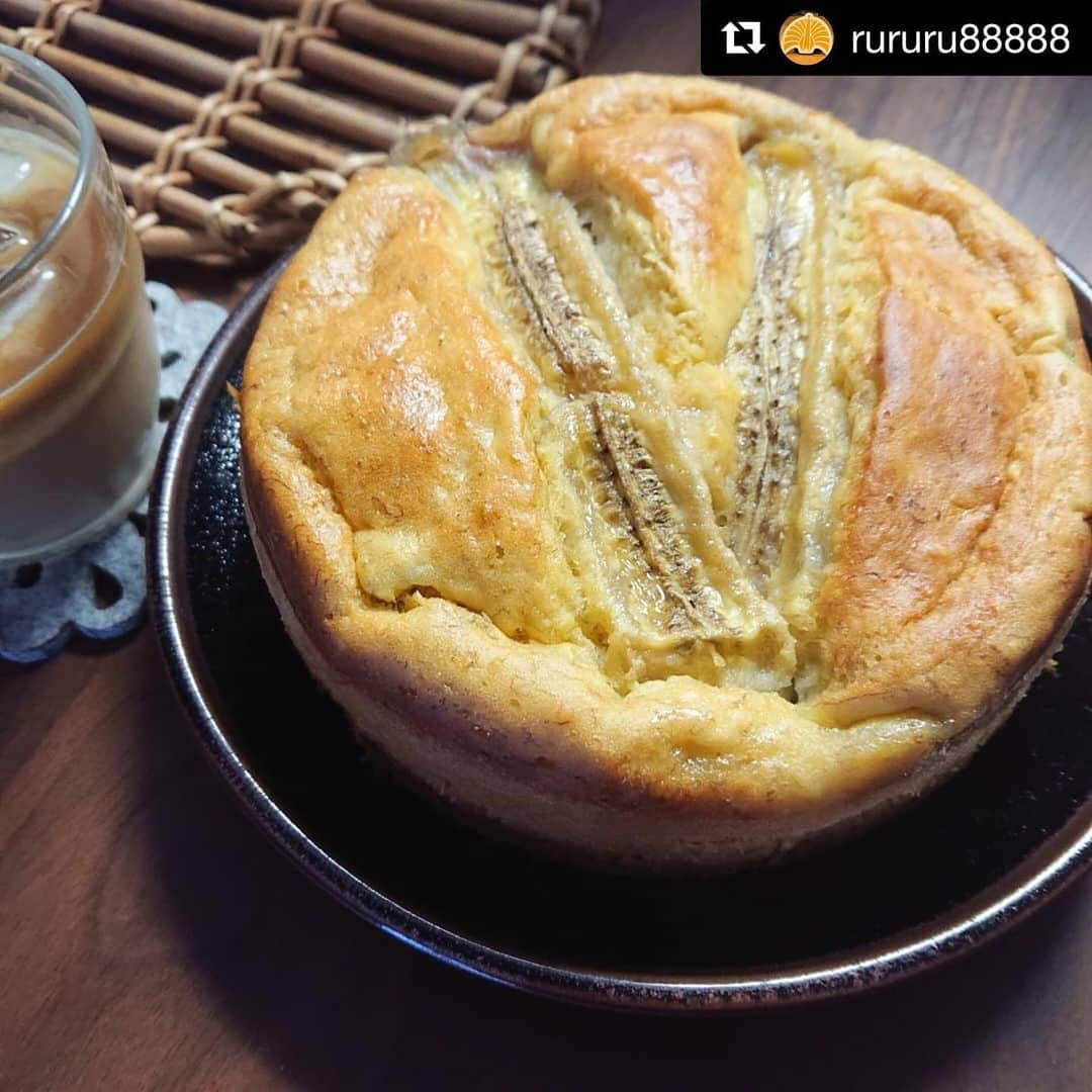 Sumifruさんのインスタグラム写真 - (SumifruInstagram)「#スミフルバナナアンバサダー @rururu88888 さんのバナナケーキは、トッピングにバナナが1本贅沢に乗っています！バナナたっぷりで本当に美味しそう😋✨ #Repost @rururu88888 with @get_repost ・・・ #若山曜子 さん風にバナナどーんと置いて焼いた バナナケーキ 今回もスミフルバナナ使用！ 完熟で甘い！  #バナナケーキ  #砂糖不使用  #バナナの甘さだけで充分甘いし美味しい  #スミフルバナナ  #スミフルバナナアンバサダー  #ラム酒はたっぷりで！  #BGMは  #petrolz  #touchme  #タッチミー  #ジメジメするけどペトロールズの声を聴くと爽やかになる  #ペトロールズ  #長岡亮介  #三浦淳悟 #河村俊秀」6月14日 12時40分 - sumifru_banana