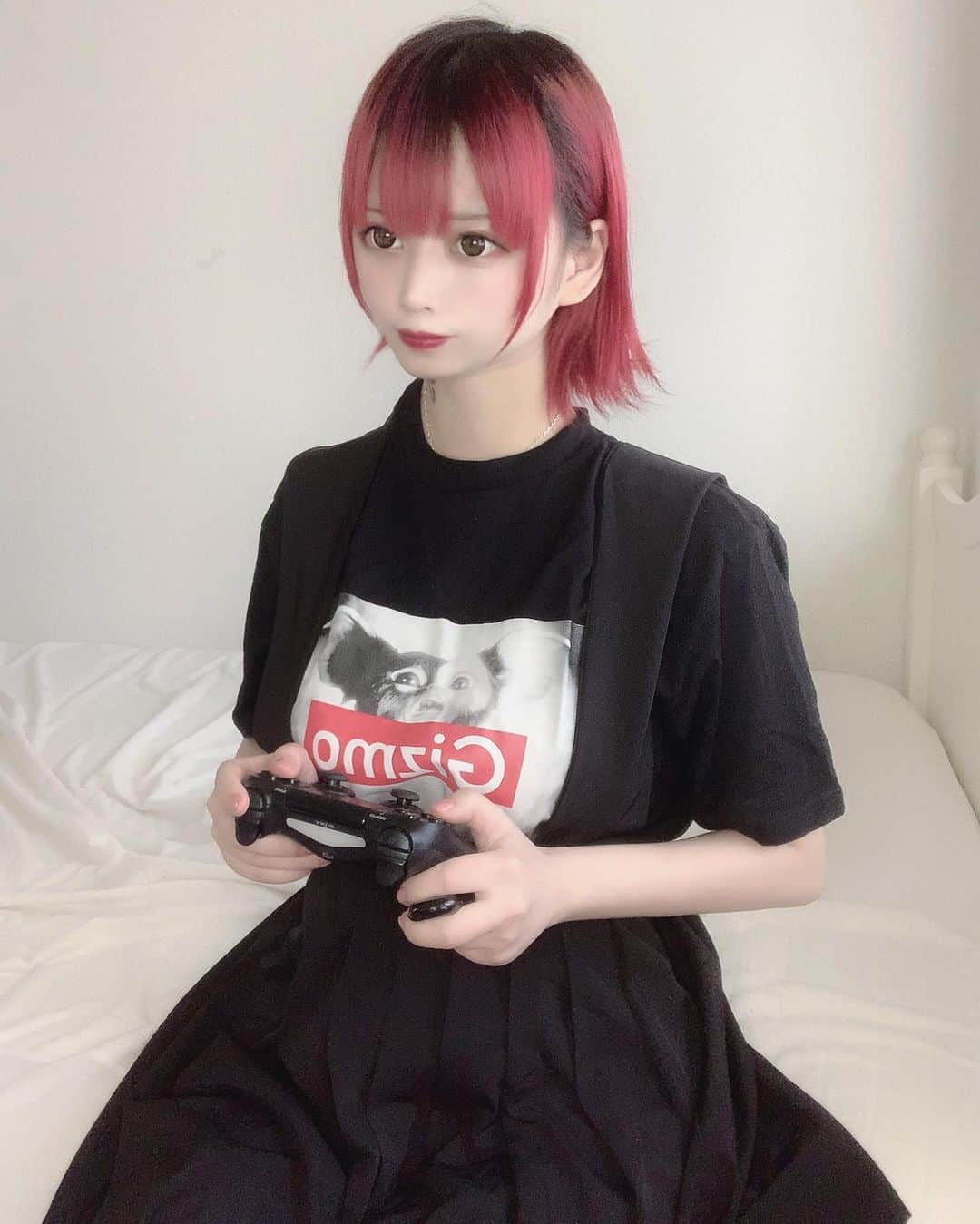 ももかわのインスタグラム：「雨の日は引きこもるに限る  気圧のせいかとても頭痛い😵  私はなんとなく7月から普通に遊びにでようかなーって感じ🐾」