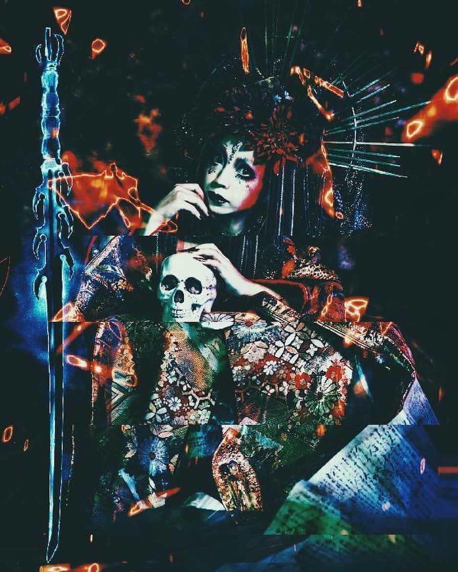松すみれさんのインスタグラム写真 - (松すみれInstagram)「﻿ ﻿ "Hell is empty and all the devils are here."﻿ 地獄は空（から）だ。諸々の悪魔どもは現世（ここ）にいる。﻿ ﻿ ﻿ ……人間辞めたい願望がある私は最近まで｢儚くて死んじゃいそう｣みたいな表現も出来たらなと思ってました。﻿ ﻿ 無理でした、というかそれは私の役割ではないなと気づきました。﻿ ｢コイツ殺しても死ななそうだな｣っていうモンスター。ザックリ言えばそんな感じですかね。﻿ ﻿ 色々なシチュエーションにお応え出来れば最高ですが、人にはそれぞれ役割があると誰かに聞いて。﻿ その言葉の影響もあるかな。﻿ ﻿ 人生は自分だけのステージだし、showでもある。﻿ だからこれからもたまに人間辞めるけど、どこか生命力を感じる様な強い何かになって、見てる人が何か感じてくれればいいと思います。﻿ ﻿ ﻿ Will cannot be quenched against its will.﻿ －Dante Alighieri (ダンテ)－﻿ ﻿ ﻿ #写真で伝えたい私の世界 ﻿ #edit_lovers_united ﻿ #Dark_mania__ #gf_edits ﻿ #souls_hunters ﻿ ﻿ ┈┈┈┈┈┈┈❁ ❁ ❁┈┈┈┈┈┈┈┈﻿ ﻿ #Repost @labyrinth_of_debris with @get_repost﻿ ・・・﻿ ★﻿ 閻 舞 祭 礼﻿ #くたばれ世界 #狂った街 #瓦礫の迷宮﻿ #七支刀 #炎 #欠片 #混沌 #ヴィンテージ 風﻿ #地獄太夫 #閻魔 #着物 #和 #狂気 ﻿ #ff の #召喚獣 見てたらやりたくなった一枚🎭﻿ #gallery_of_dark_arts #g_o_d_a #dark_passion_lovers﻿ #total_gothic﻿ #sideway_glance_plus #sideway_glance﻿ #dark_moon_alliance #闇月同盟﻿ 彷徨い人 @omatsudayo 様﻿ 素敵な御写真ありがとうございます★」6月14日 12時56分 - omatsudayo