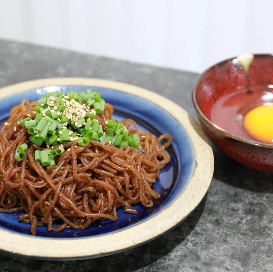 馬場裕之のインスタグラム：「シラタキスキヤキ 『材料』 シラタキ360g 砂糖大さじ1 醤油大さじ2 酒大さじ1 出汁パック1袋（かつお節と昆布のパックを使いました）顆粒出汁や野菜出汁パック、昆布茶などでも 卵1個 小ネギ適量 炒りごま適量 ①シラタキアク抜き不要のものであれば水洗いして、ハサミなどで切ります。 ②砂糖をまぶして2分くらいもみこみます。砂糖の親水力でシラタキから水分が出てきて調味料が染み込みやすくなります。出てきた水分は捨てて下さい。 ③シラタキはそのままフライパンへ入れ醤油、酒、出汁パックを入れ中火で5分ほど炒めます。仕上げにごま油を少し入れても良いです。 ④お皿に盛り、小ネギ炒りごまを散らし溶き卵につけて食べて下さい。 そのまま食べる場合は少し醤油を減らして下さいね。 #おうち時間  #おうちごはん  #吉本自宅劇場  #馬場ごはん」