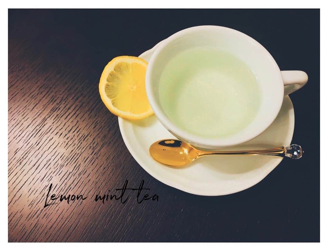のインスタグラム：「雨降ってるけど。﻿ ﻿ ﻿ ﻿ ﻿ ﻿ ﻿ ﻿ 素敵な日曜日を❣️﻿ ﻿ ﻿ ﻿ ﻿ ﻿ #lemonminttea #sundaymorning #rainyday ﻿ #morningtable #レモンティー #梅雨 #日曜日﻿ ﻿ ﻿」