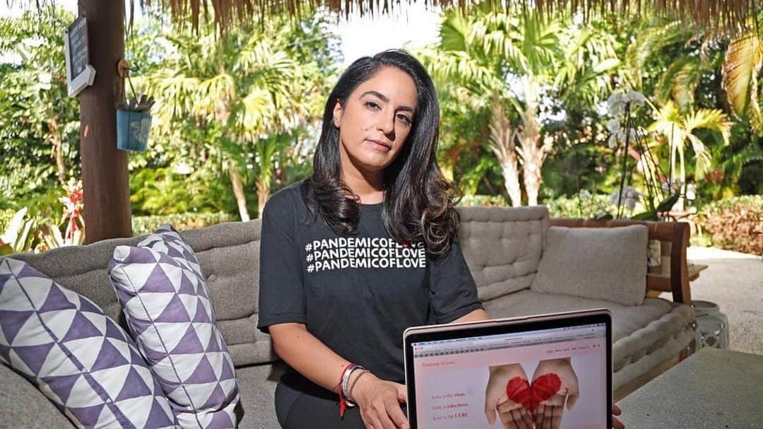 ダニエラ・ルーアのインスタグラム：「What an incredible organization. If anyone is looking to help families in need, this is a great way! . Que organização incrível. Se estiverem à procura de ajudar famílias com falta de possibilidades por causa da pandemia, aqui está uma boa maneira. Creio que também existem em Portugal, vou descobrir mais detalhes e volto a comunicar! . #Repost @yourzenmama ・・・ Pandemic of Love is a remarkable, worldwide mutual aid organization started by activist and mindfulness teacher, Shelly Tygielski (@mindfulskatergirl). Since Shelly started Pandemic of Love on March 14, 2020, over $18.5 million has been donated to 132,000+ people and families in need, all made possible by 625+ volunteers working around the clock to manually match those in need with donors.  Mutual aid means that the money is not touched by Pandemic of Love, but rather transferred directly from the donor to the person in need.  This means no red tape, no fees, a low overhead, but most importantly it maximizes the amount of aid and forges a real relationship between the donor and recipient in a safe, confidential way.  Pandemic of Love has helped realize a real sense of community, giving, and connection between those who need help and those that can give it. It was an honor to interview Shelly and find out more about her organization, the ins and outs, the mission behind it all, and where Pandemic of Love is headed.  This is such a beautiful and easy way to give.  If you can, please join, and if you need help, please ask.  Interview by @kacyhasfreckles  #mamamuses | Find out more at link in bio」
