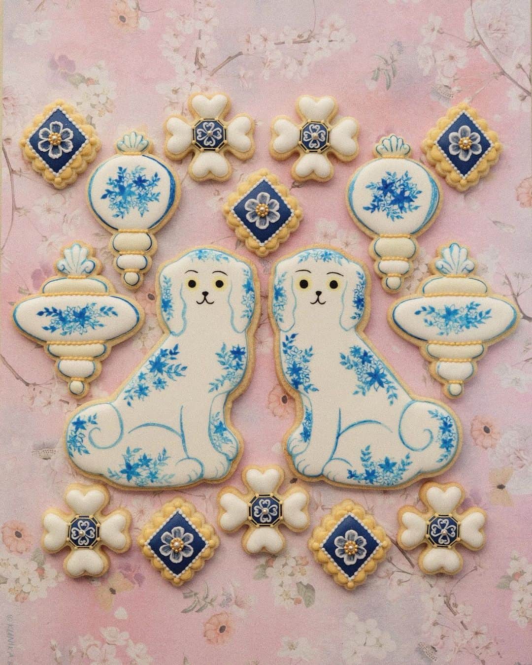 KUNIKAのインスタグラム：「Chinoiserie staffordshire dog cookies 💎﻿ ﻿ クッキー型をご注文してくださったお客様、お届けにお時間をいただいております。﻿ 誠に申し訳ございません。﻿ 本日、新たにクッキー型が納品されましたので、絶賛梱包中です﻿ 📦 ﻿ 残りあと一回納品があるため、全てでは無いのですが...今週中には発送できる予定です。﻿ お待たせしてしまい申し訳ないです...もう少しお待ち頂けますと幸いです🙇‍♂️﻿ ﻿ そして、本日も21時からインスタライブをやる予定です。﻿ 何を作ろうか...お時間あったらぜひ、たまに覗きに来てください🎨﻿🪐 ﻿ #kunicookie #artofkunika ﻿」