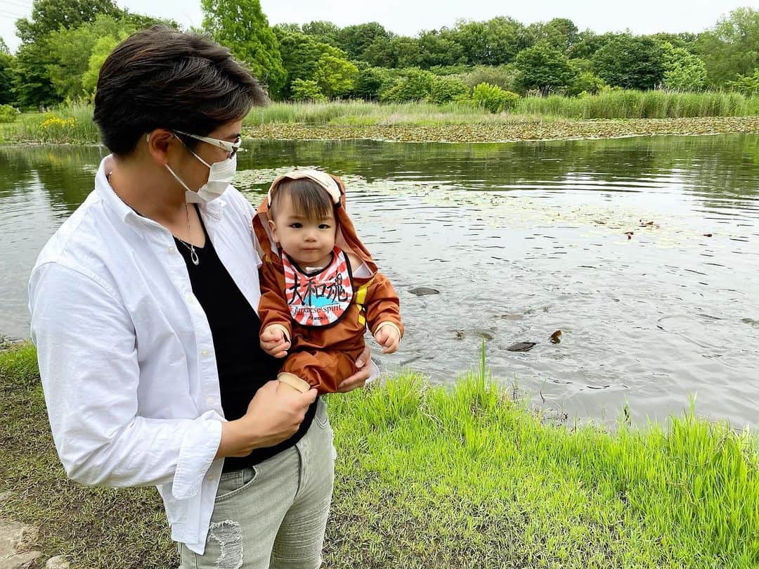 Momoeのインスタグラム：「鯉と遊んだ日🐟❤️笑 . 最近みよ1人で寝室行って ドア閉めてジュース飲んでる🍹笑 もう反抗期なの...？笑 .  #happy #家事 #育児 #family #家族 #boy #smile #男の子 #息子 #code #love #lucky #kids #子供 #thankyou #宝物 #ベビー #fashion #follow #心 #縁 #パパ #ママ #家族写真 #男の子ママ #赤ちゃん写真 #photo #子育て #1歳 #flower」