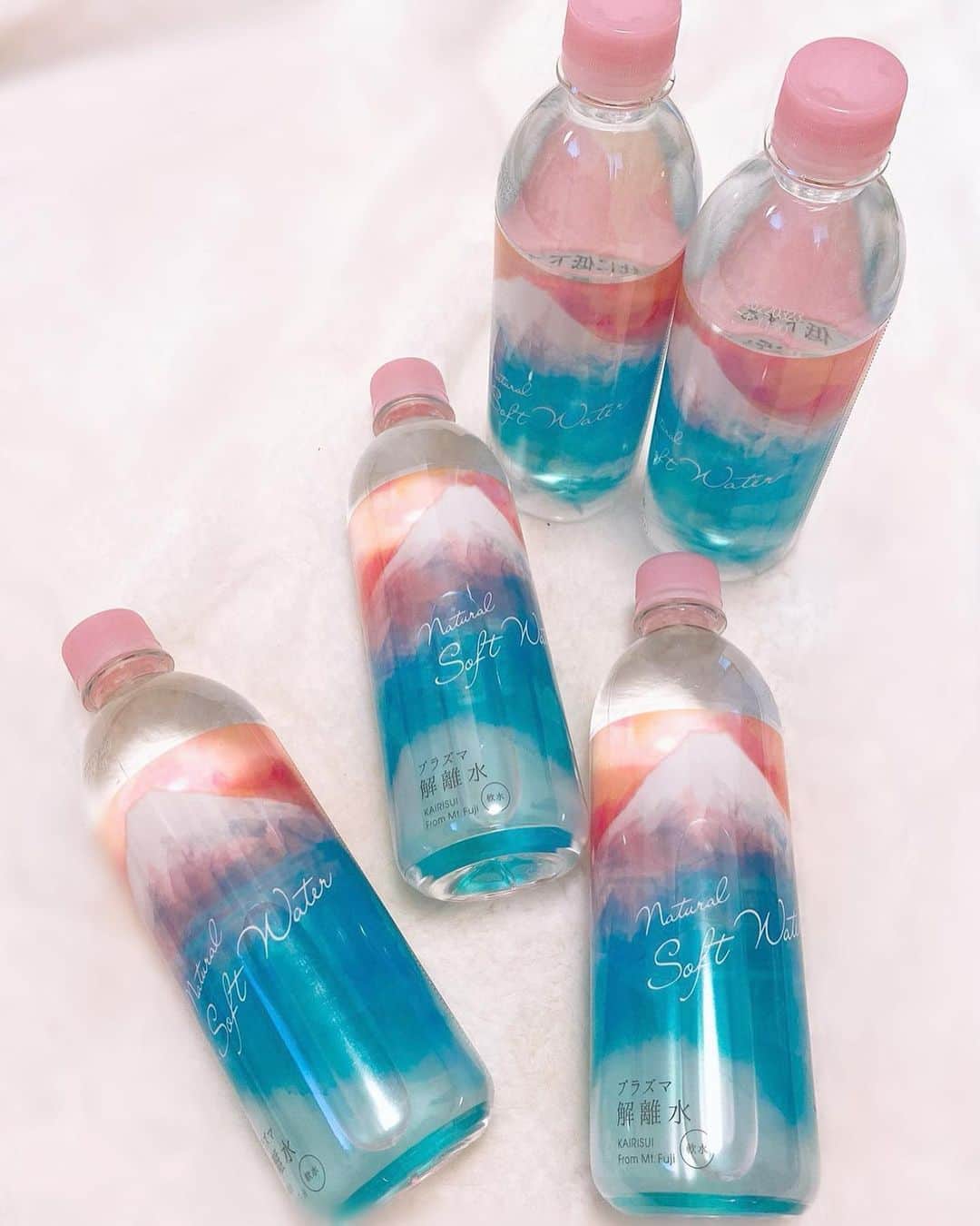 芹澤明日香さんのインスタグラム写真 - (芹澤明日香Instagram)「. . 『お水をたくさん飲もう』と決めて お家でも筋トレ再開してるし時間を見つけて ウォーキングもしてるのでネットで購入❣️ . ✔︎肌質改善、体質改善←大事‼️ ✔︎水素水より効率よくデトックス ✔︎肌荒れ防止←神 ✔︎子供（赤ちゃん）も飲める←嬉しい！ ✔︎ペットにも優しいお水←素敵！ ✔︎熱中症予防 . 飲みやすいし、とりあえずボトルが可愛すぎ😍 水っていつもどれにしようか迷う… なぜなら美味しくないからw キンキンに冷えてないと飲めないw でも見た目可愛いしこれなら飲もうって思える😘 @plasma_kairisui で購入❤️❤️ . . #プラズマ解離水 #デトックスウォーター  #水 #インナービューティー #インナーケア #シングルマザー #シンママ #ママでも綺麗に  #美意識向上 #水分補給 #美活 #アラフォーママ #water #fitness #workout #momlife  #bandel #bandelsports #nike #nikewomen」6月14日 13時21分 - 1219asuka