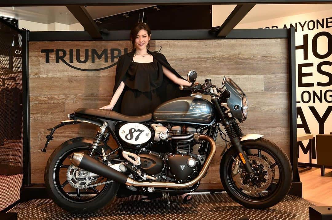 采女華のインスタグラム：「トライアンフ東京ベイ企画のフォトコンテストが、本日から7/12まで開催されます。 . 下記の3つのハッシュタグをつけて、愛車のトライアンフを自慢してください🏍 . ご参加いただいた"Triumphoto"の中から、スタッフさんとOFRの独断と偏見混じりの選出が行われ、 . ・TTB(Triumph Tokyo Bay)賞 ・OFR(Official Friend & Rider)賞 ・SurLuster賞 ・特別賞 上記の賞典を贈らせていただきます( ˘ω˘ ) . ご参加お待ちしております。  #triumphototokyobay #トライアンフ東京ベイ #トライアンフ東京ベイに行きたい」