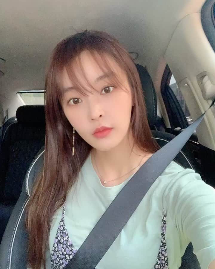 チョン・ユミのインスタグラム：「짜잔! 오랜만에 인사드려요.  더위 조심히 건강하게 잘 계셔주세요. -그린올림.🐶」