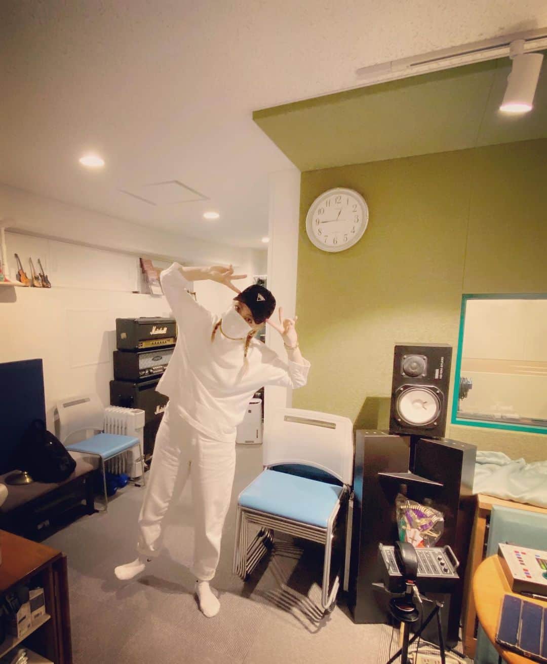 西国原礼子さんのインスタグラム写真 - (西国原礼子Instagram)「スタジオだよ〜ん🎶 The Black ButterflyのRECだけど、わたしは今日は歌いません。 バッキングやらなんやらのRECですねん。 ☆ #theblackbutterfly #japan #recording #white」6月14日 13時32分 - rachel_thousand