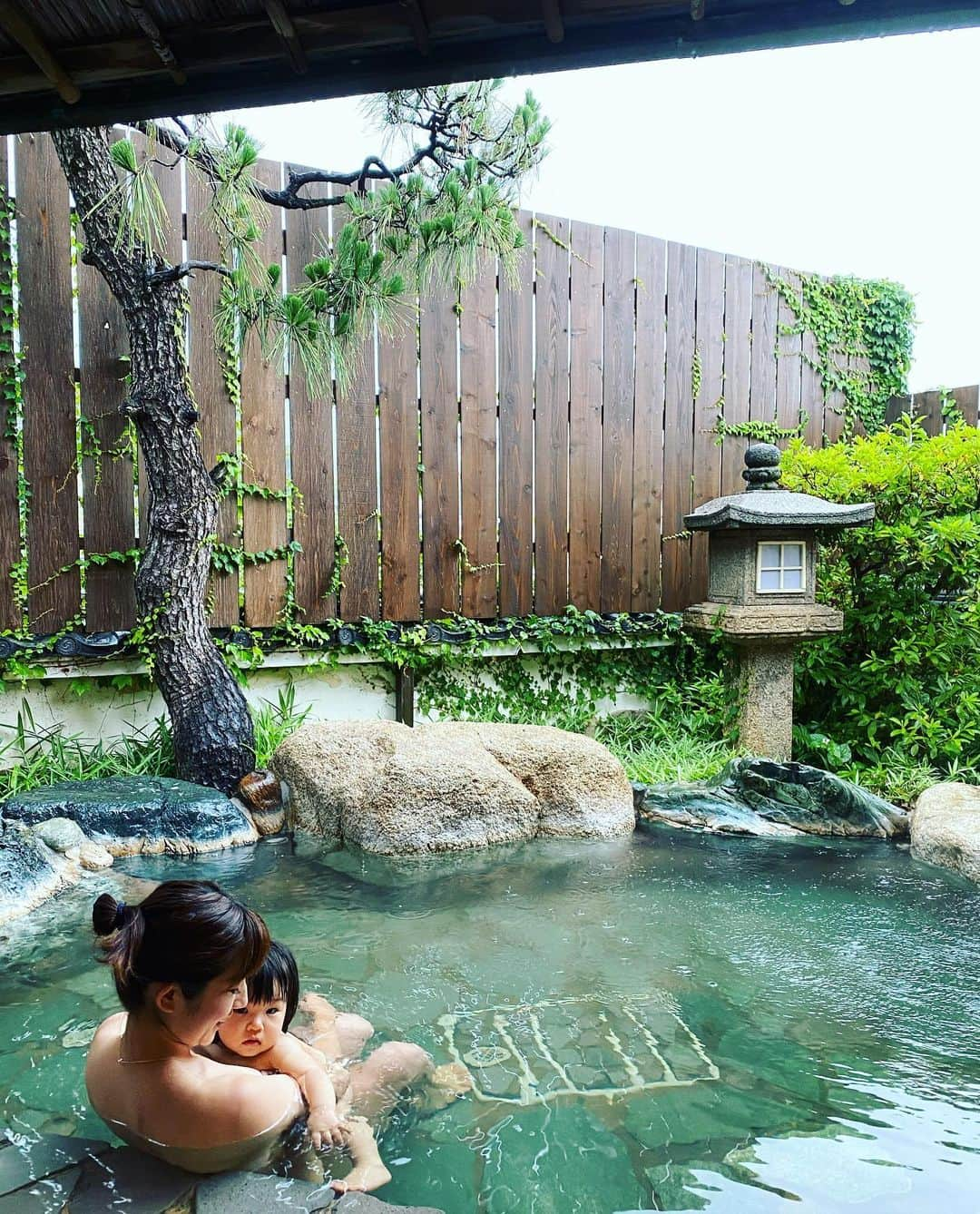 庄司ゆうこさんのインスタグラム写真 - (庄司ゆうこInstagram)「ママとももちゃんと親子3世代で温泉へ♨️💓 子連れに優しい旅館で料理も美味しく、部屋にも露天風呂付いていて最高でした^_^ あまりにも居心地良くて3人とも朝、寝坊したよ🤣 8時から朝ごはんで、女将さんが持ってきてくれた時に起きてしまった😂笑 いっぱい温泉入ってたくさん寝てリフレッシュ出来ました❣️ #あたみ石亭別邸桜岡茶寮#あたみ石亭#温泉#熱海#親子3世代旅行#旅行#温泉旅行#国内旅行#リフレッシュ#1歳2ヶ月#女の子ベビー#女の子ママ#子連れ旅行」6月14日 13時37分 - yuko.shoji