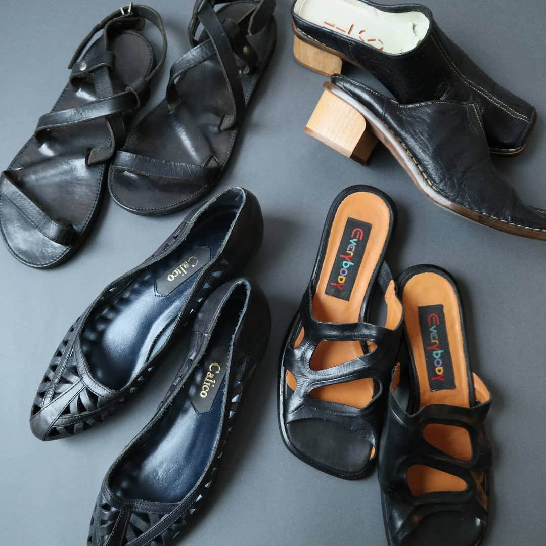 吉祥寺 古着屋 Orfeoのインスタグラム：「Vintage Black Shoes  #orfeo #kichijoji #tokyo #vintage #used #fashion #coordinate #outfit  新型コロナウィルス感染拡大防止策を徹底した上で営業をしております。 マスクの着用、入店時にアルコールでの消毒をお願いいたします。  お問い合わせはインスタグラムのプロフィール掲載のメールアドレスにお願いいたします。 コメント、DMでのお問い合わせは受け付けておりませんのでご了承ください。」