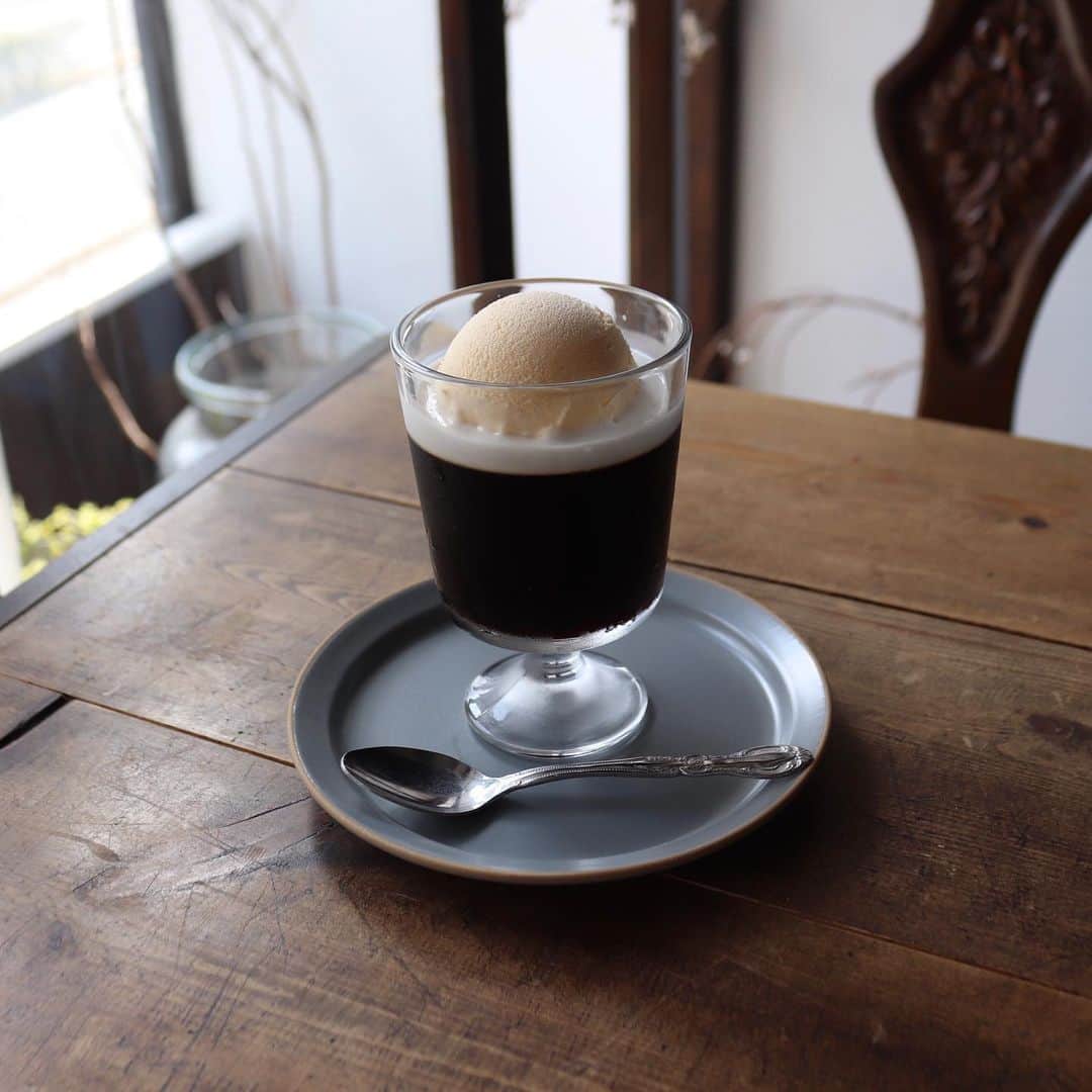のインスタグラム：「【手紙舎自家焙煎のコーヒー豆販売中です！】 手紙舎では自家焙煎でオリジナルのコーヒー豆をご用意しております。特にBLOWN BEAR BLENDはどっしりコクが深く、お店でお出ししている水出しアイスコーヒーにも使用している人気の深煎りです。  アイスコーヒーで楽しむのはもちろん、暑いこの時期には、つるんとのど越しの良いコーヒーゼリーにしてご自宅で楽しむのはいかがでしょうか。本とコーヒーtegamishaのカフェでご提供しておりますコーヒーゼリーのレシピを公開いたします。ぜひ深煎りの豆でお試しください。  生クリームやお好みのアイスクリームをのせていただくと特別感がぐっと増しますよ。ラム酒をかけたり、柑橘系のジャムをのせたりすると一味違う美味しさが味わえ、おすすめです。  また、BLOWN BEAR BLENDとリキッドコーヒーをご注文いただいた方には特別に、カフェでお出ししているグラスデザート・コーヒーゼリー（コーヒーゼリー、ラム酒入りブラマンジェ、塩クランブル）をご自宅でも気軽に作れるようアレンジしたレシピをお届けします。ぜひご自宅で試してみてくださいね。 ※6/14ご注文分よりレシピを付けて発送致します 。  本とコーヒーtegamisha コーヒーゼリー  材料（グラス約5個分） ・コーヒー豆（深煎りがおすすめです）60ｇ ※リキッドコーヒーなら600㏄ ・砂糖　50ｇ ・粉ゼラチン　10ｇ ・水（ゼラチンふやかす用）60ｇ  作り方 ① ゼラチンを水でふやかす ※ふやかしたゼラチンをレンジに10秒ほどかけると溶けて混ぜやすくなります  ②深煎りの豆を60ｇ、ペーパーフィルターでドリップし600㏄まで落とす ※リキッドコーヒーの場合は鍋で温める  ③ゼラチンと砂糖をコーヒーが熱いうちに入れよく溶かす  ④ボウルなどに氷水を入れ、その上に③のゼラチンと砂糖が溶けたコーヒーが入った容器を当て、ゆっくり混ぜながら粗熱をとる  ⑤グラスに注ぎ分け、冷蔵庫で冷やす  ⑥固まったらお好みで生クリームやアイスクリームをのせる  詳しくは▶︎プロフィールページのリンク「手紙社公式ウェブサイト」MENU「手紙社オンラインショップ」へ  #手紙社#手紙舎#tegamisha#コーヒー豆#自家焙煎#コーヒーがあるさ#リキッドコーヒー#BLOWNBEARBLEND」