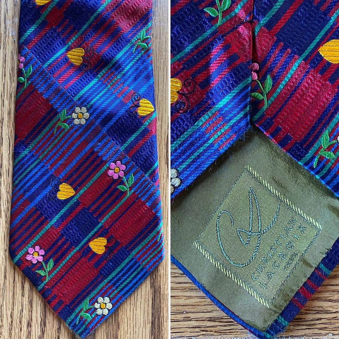 スティーヴン・フライのインスタグラム：「Two lush lovelies from the great Christian Lacroix today. I showed one from this inestimably fine designer weeks and weeks ago, Easter weekend I believe it was - a tie which I had worn for the third (?) series of A Bit of Fry and Laurie. Pic 1, the tie here with the adorable flowers and yellow love hearts was also worn for that programme a few times. Not so sure about the yeller feller (swipe left). Christian Marie Marc Lacroix was born in 1951 and established his own couture house in 1987. Hot, bold colours, grand theatrical swagger and an unapologetic flair – no wonder he was the favourite designer of Ab Fab’s Edina Monsoon – “It’s Lacroix, sweetie!” He had an unapologetic flair for losing money too. Through the 80s, 90s and 2000s the House of Lacroix never turned a profit. A €10 million loss in 2008 alone. Nonetheless during this time he designed uniforms for Air France, brought out a copious line of fragrances, and created memorable costumes for operas and ballets. Private finance and latterly the LVMH group (Louis Vuitton, Moët, Hennessy) more or less kept the company afloat and the Cher Maître’s Rotring pen flowing with new designs.  There you have it - today’s two #fryties (and the third from all the way back) constitute my collection of Lacroix collar enhancers. Actually I think I have one more. But it’s in London.  This is where, my beloved followers, I make an embarrassed confession to you. The ties I’ve been showing since lockdown constitute only the thinnest tip of the iceberg. The majority of those I own, perhaps 80%, reside in London where I haven’t been for months. They all, including one more Lacroix, lie in London drawers, neglected but not forgotten. It’s mad I know. But don’t forget I’m very old. I’ve been on this planet for nearly 63 years. You pick up a tie or two in that time. Well, you do if you’re as preposterously profligate and prodigal a twazzock as I have always been.  You’re never less than welcome.」