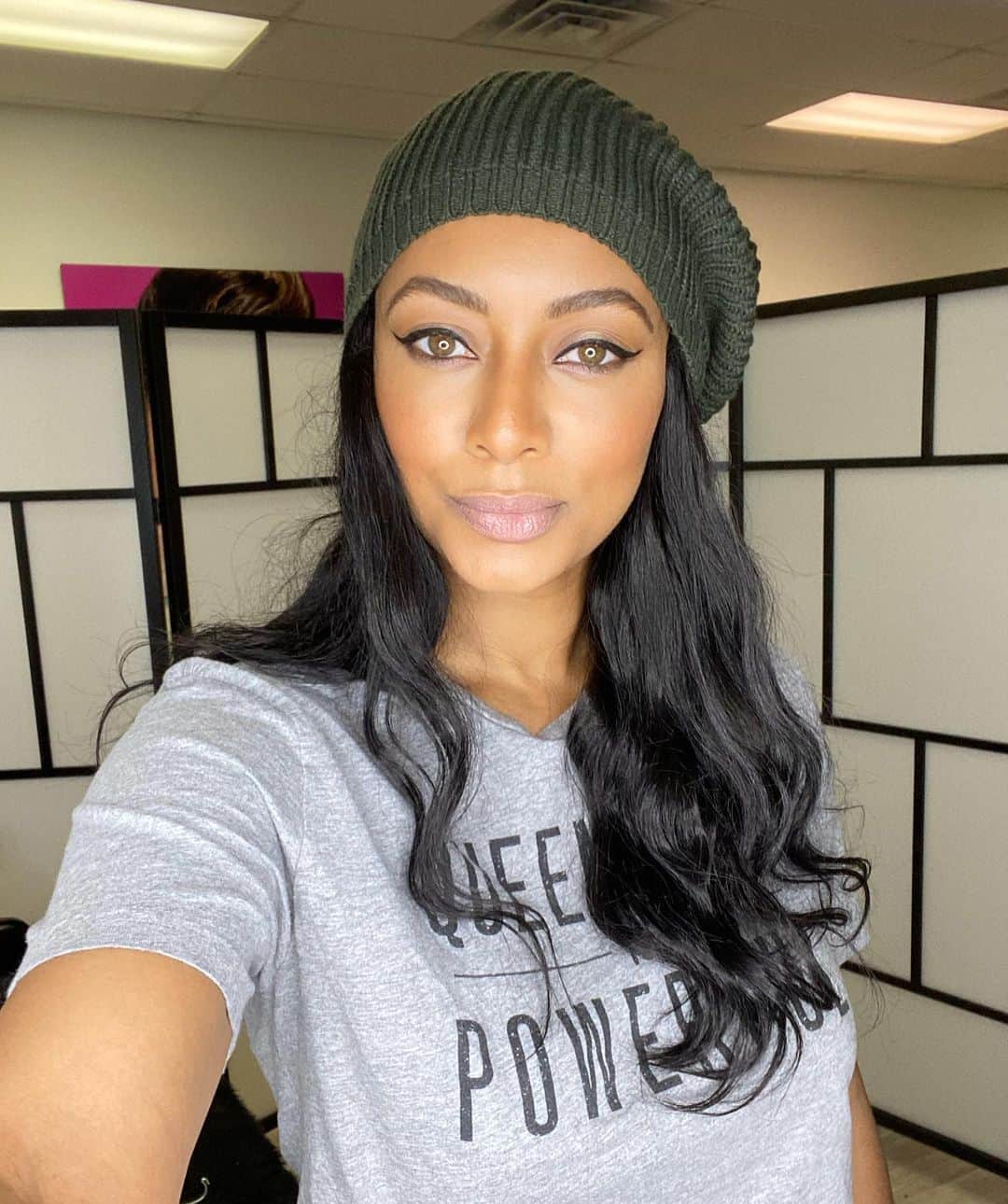 ケリー・ヒルソンのインスタグラム：「My @hairhatty has been saving me!!! 😆 Haven’t even curled it in forever (I’m talking years)—just pulled her out, chose my hat, & rocked it to set. @jilenecoggins just reminded me I can cut it! Now I wanna throw some layers in it (hint hint, @lovestodohair). Leaving my hair alone all 2020! And oh yeah, it’s #blackowned. 🖤 #buyblack #theblackpact #supportblackbusiness #haircare #protectivestyling」
