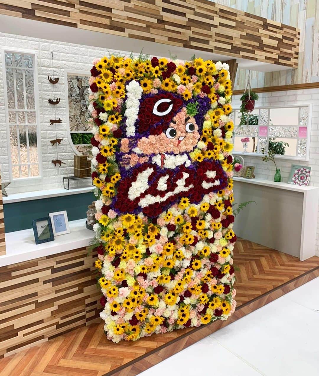 西口真央のインスタグラム：「先日、テレビ派のスタジオにこんなに素敵なお花アートが🌼🌸💐🥰 時間差投稿ですが！皆さんにもこの素敵なアートを見て頂きたく、、、////」