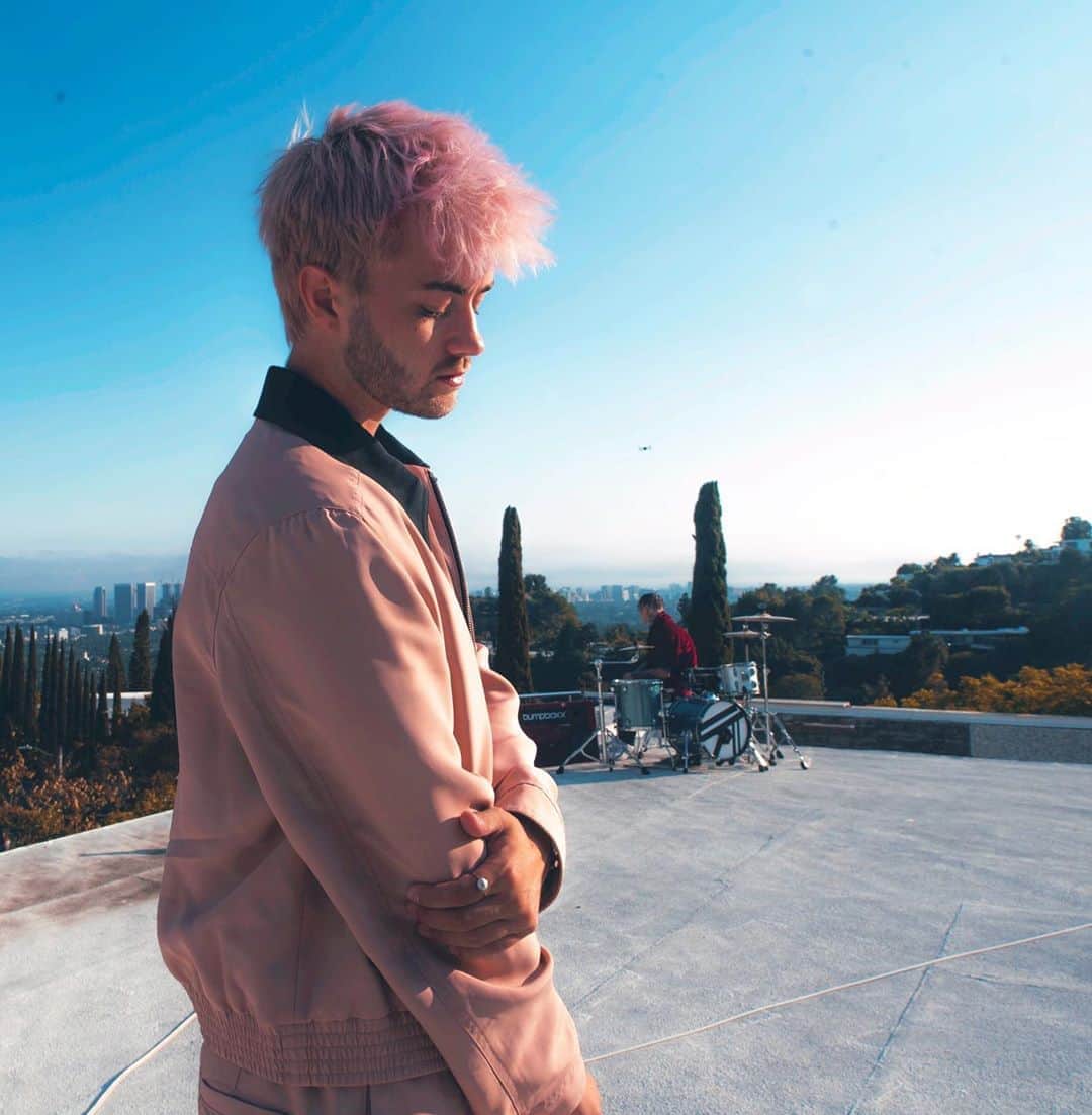 ジャック・ジョンソンのインスタグラム：「Take these broken wings and learn to fly 🌸」