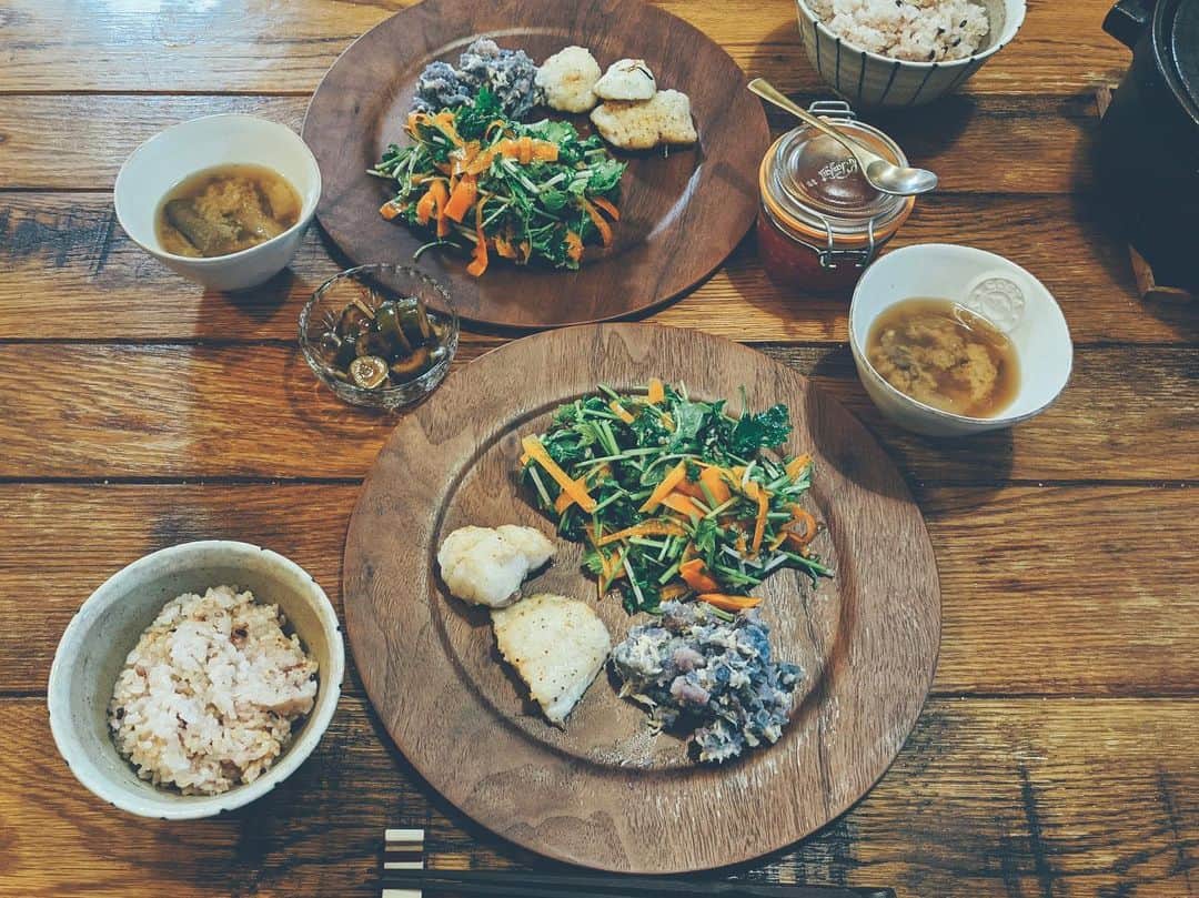 藤田敦子のインスタグラム：「ㅤㅤㅤ 【#blendakitchen 】 Dinner ㅤㅤㅤ 買い物行かず、ありものにて。 ポテサラは傷みそうなので、残りは ソイミート入れてコロッケにすることにしました。 ㅤㅤㅤ ✔︎プレート ・たらのムニエル(バター不使用) @usagifarm_ai のパープルのかわいいじゃがいもと @miyare38 からもらった @otuna.tuna でポテサラ 炒めた玉ねぎとそら豆も入れてる💕 ・葉野菜とにんじん、パクチーのサラダ(夫はパクチーなし) ドレッシングは @delifas_ のファスティングの際に 習った塩麹のドレッシング レシピ知りたい方は、delifasでファスティングしてみて😘 ㅤㅤㅤ ✔︎お味噌汁 割り干し大根と、うさぎ農園の干し椎茸と干し菊芋 で野菜出汁をとっておき、具材もそれを使う。 昨日はしじみでさらに追い出汁的な。 ㅤㅤㅤ ✔︎自家製きゅうりのキューちゃん ✔︎パルシステムで買ったいくらちゃん ㅤㅤㅤ ✔︎ @daybyday__2016 の土鍋で炊いたごはん 江頭さんの玄米と、島根の田舎のお米を精米したもの、 蒟蒻米、無農薬雑穀米(色々入ったの買ってる)キヌア で炊いている。はとむぎが届いたら入れるの楽しみ😍  ㅤㅤㅤ 贅沢だ、ご馳走様🙏」