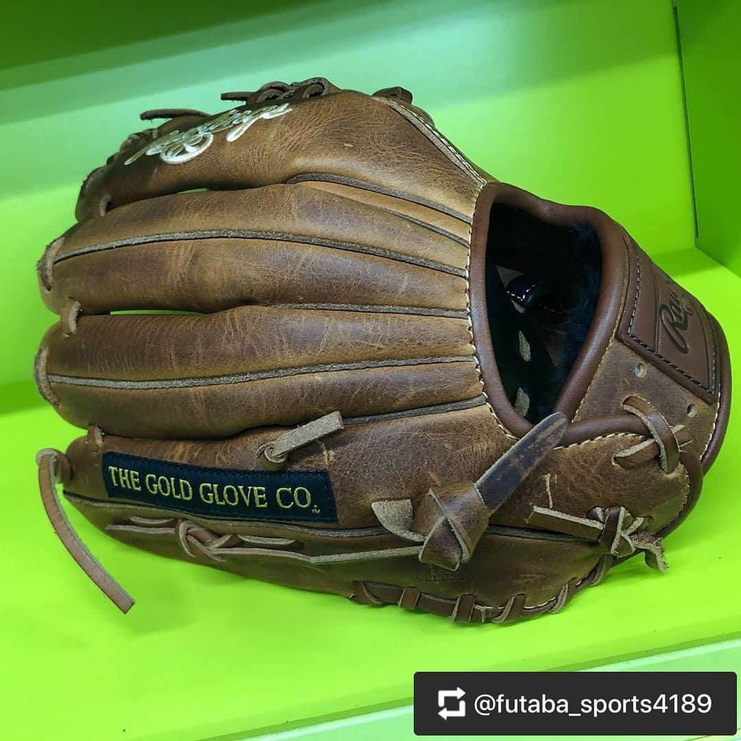 Rawlings Japanさんのインスタグラム写真 - (Rawlings JapanInstagram)「#Repost @futaba_sports4189 with @get_repost ・・・ ✨ローリングス軟式用限定グローブ✨ 今話題ローリングスのゴールドグローブクラブ、限定グローブの紹介です‼️その名も「キャラメル」中学軟式の試合では使えないカラーのため、一般軟式野球用のグローブなります⭐ オーダーしても使うことの出来ないOiled Leather仕様とオーダーしても使うことの出来ないヴィンテージ加工を施した超超限定グローブ✨激シブでめっちゃカッコイイ仕上げになっています✨ 見てしまったら必ず惚れるはず😍 全国でも数少ない数量限定品のため早い者勝ちとなります‼️ #双葉スポーツ#ローリングス#キャラメル#グローブ#野球 @rawlings_japan_llc」6月29日 8時29分 - rawlings_japan_llc