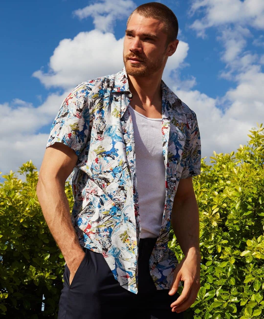 ペリーエリスのインスタグラム：「Embrace the Sunday vibe with Summer worthy shirts @davidmartinsn #lifereadysince1976」