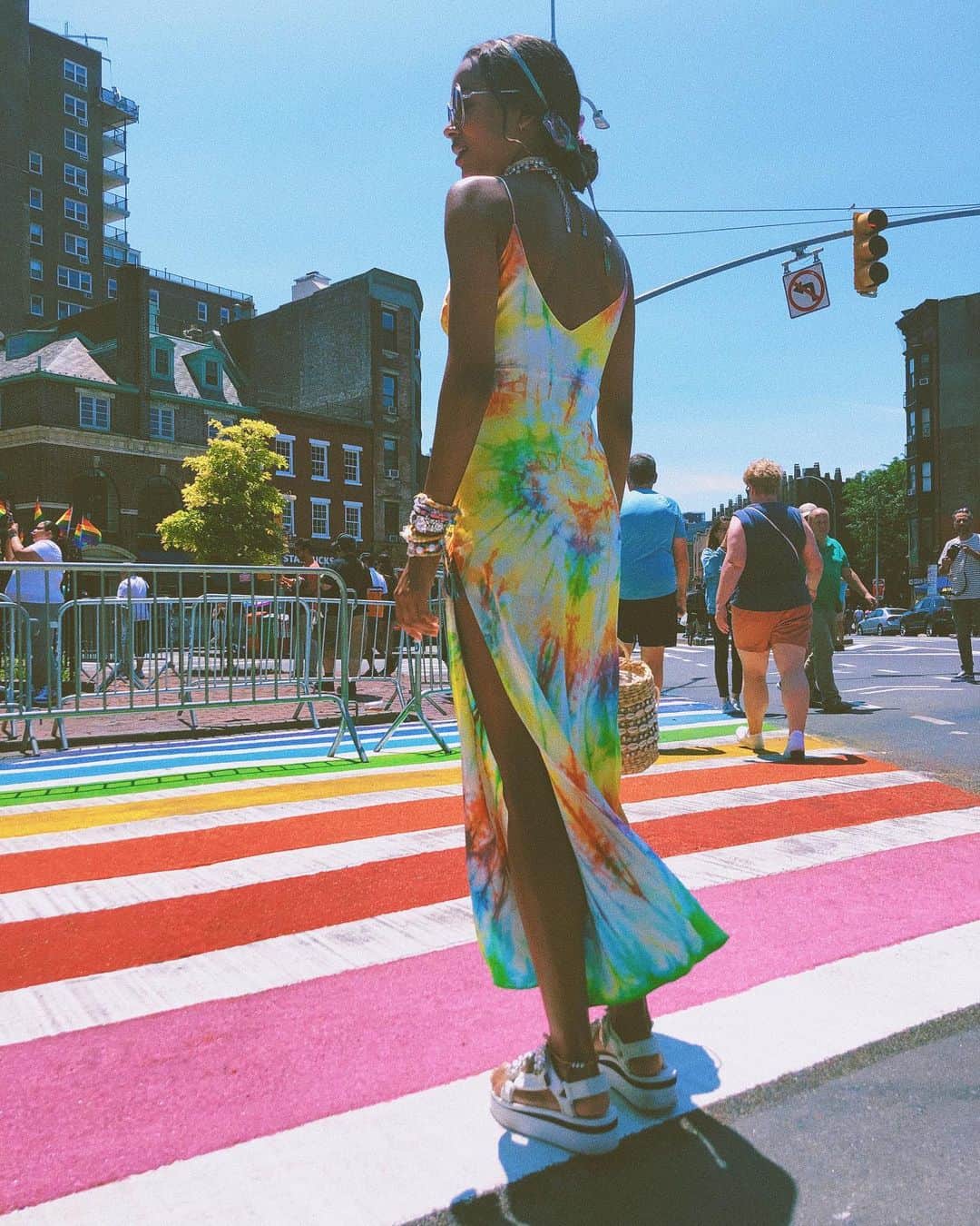 ダニジョーのインスタグラム：「Always walk in the direction of Love Is Love and always wear your feelings ❤️ 🧡💛💚💙💜🌈 #pride #dannijogirls @francesaaternir 🍭」