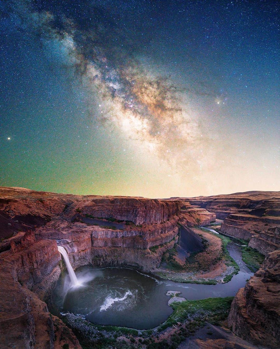 Canon Photographyさんのインスタグラム写真 - (Canon PhotographyInstagram)「Sunset or nighttime?  Photography | @neohumanity Curated by @steffeneisenacher  #palousefalls #america #palouse #washingtonstate #waterfall #milkyway #sunset」6月29日 8時53分 - cpcollectives