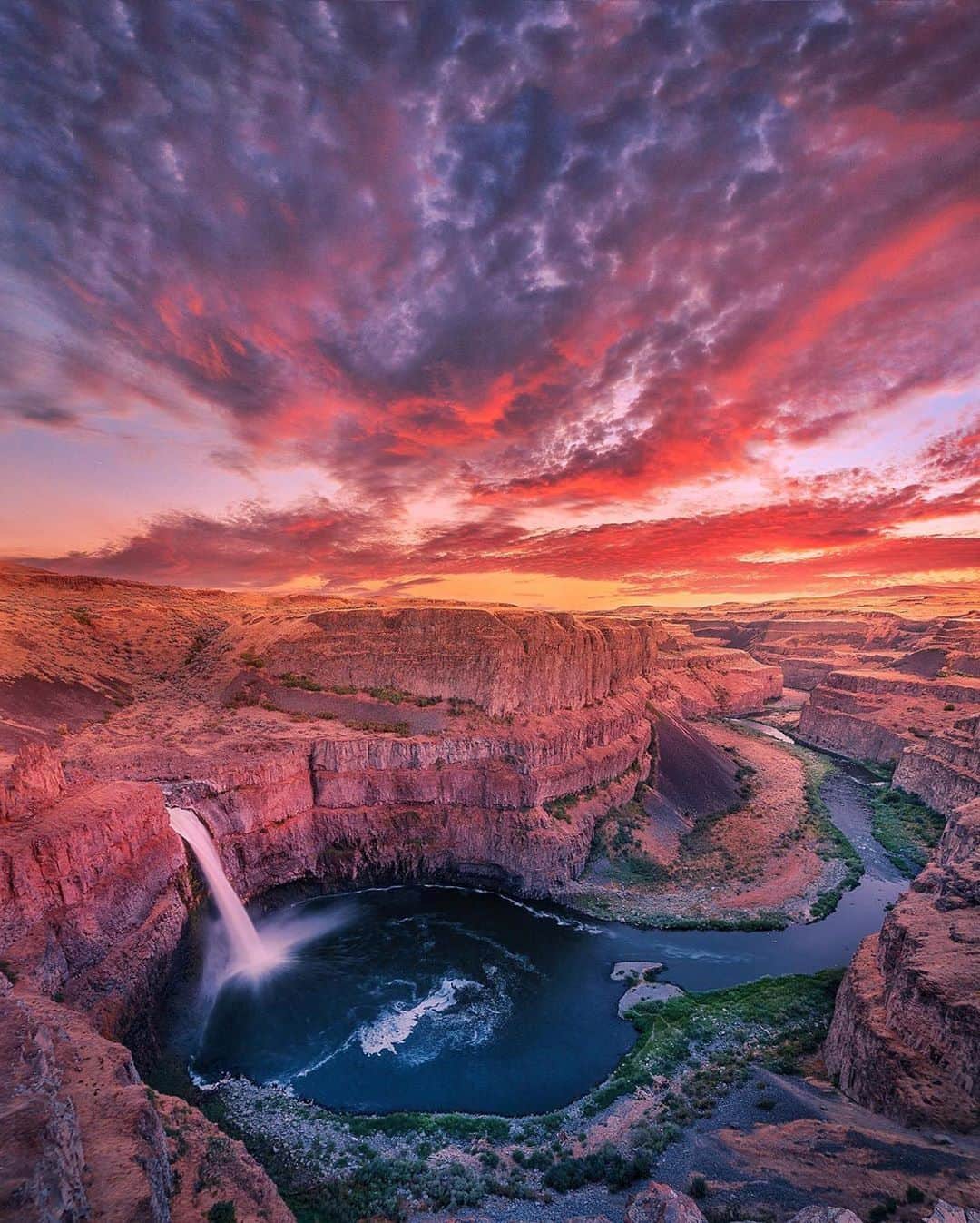 Canon Photographyさんのインスタグラム写真 - (Canon PhotographyInstagram)「Sunset or nighttime?  Photography | @neohumanity Curated by @steffeneisenacher  #palousefalls #america #palouse #washingtonstate #waterfall #milkyway #sunset」6月29日 8時53分 - cpcollectives