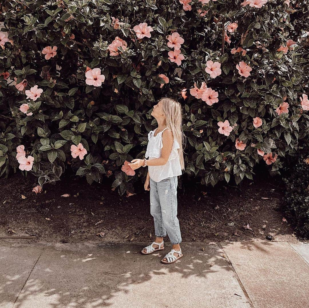 ケリー・マレーさんのインスタグラム写真 - (ケリー・マレーInstagram)「Matching today in our mom jeans and white tops...she’s just a whole lot cuter! I hope she never stops wanting to match with me! 🌸 also, look at that hair! Time for a ✂️」6月29日 9時05分 - kelli_murray