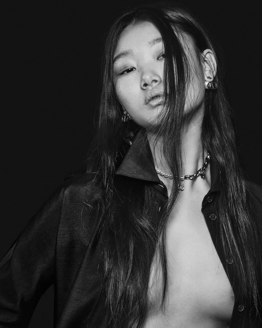 V Magazineさんのインスタグラム写真 - (V MagazineInstagram)「Next in our Faces and Voices of Pre-Fall series is @mulan_bae. While in quarantine, the South Korean beauty is keeping productive, reading poetry and brushing up on her English. Given the current state of affairs regarding the #BlackLivesMatter movement, Yoon continues to encourage those around her to educate oneself on the matter. She tells V, “I feel really sad, as I do in all situations of racism. This is an issue that has to be fixed globally, and we all must look inside ourselves to understand how we can help as individuals. I am in Seoul, Korea now, and there are a few, though no huge protests here. Nevertheless, I keep looking for news about this and doing my best to understand the situation correctly.” Head to the link in bio to learn more about the model and what she’s looking forward to, post-quarantine. — Photography by @maxpapendieck  Yoon (@thesocietynyc) wears all clothing and accessories @dior」6月29日 9時05分 - vmagazine