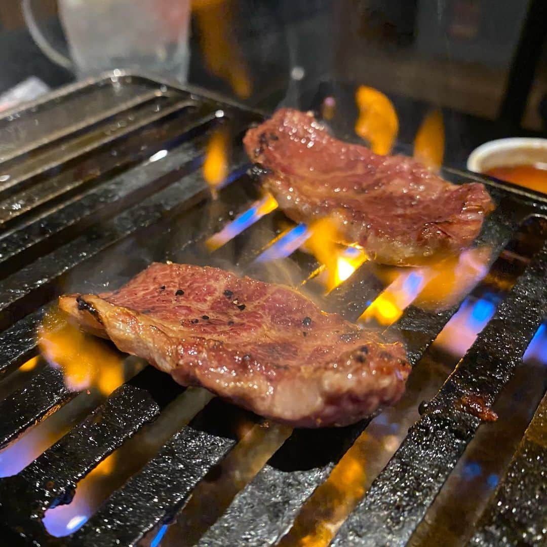 ニッチロー'さんのインスタグラム写真 - (ニッチロー'Instagram)「肉の日🥩  日本一の焼肉の街　飯田市にある【旨肉酒場やきまる】さん！  お店で熟成する南部豚はここでしか味わえない！  〆は冷麺ではなくもつ煮蕎麦が定番！  今年は松本山雅FCのスタグルにもやきまるさんが登場する予定でしたが、コロナの影響で延期。  早く飯田の味をスタグルで楽しんで貰いたいです！  肉の日  今夜は焼肉💚  #肉の日 #焼肉 #飯田焼肉 #旨肉酒場やきまる  #日本一の焼肉の街 #長野県飯田市 #熟成南部豚 #鷄モモの素揚げ #もつ煮蕎麦 #松本山雅fc  #スタグル #プロ焼肉選手 #飯田焼肉大使 #ニッチロー' #ニックロー #ニッチ飯 #yakiniku  #yakinikucity #iidacity」6月29日 9時15分 - nicchiro5.1