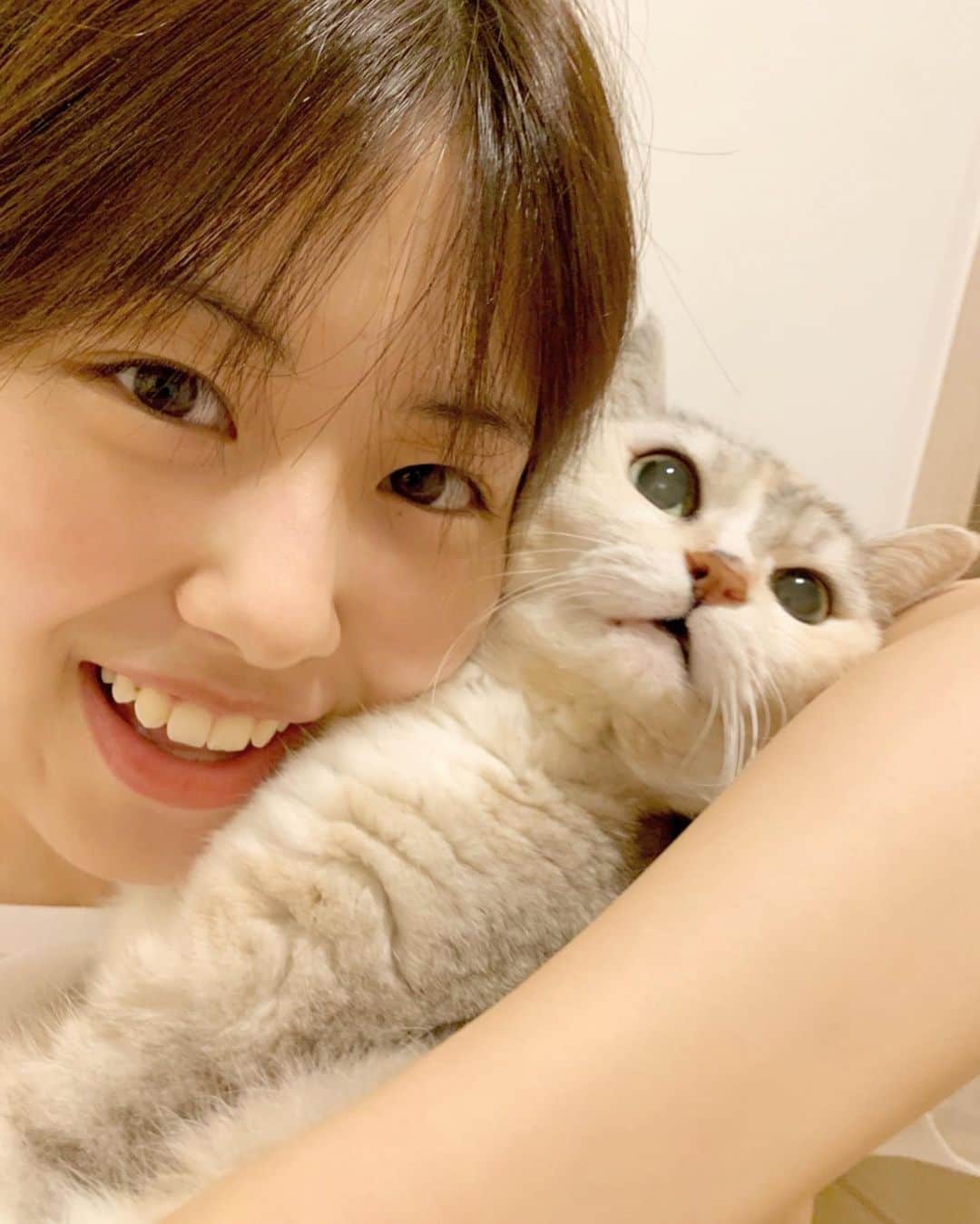 竹内愛紗のインスタグラム：「💛🐱🐥🌼🌟🍋 . ふわふわぴょんちゃんとツーショット!!!📸✨ . #頑張れぴょんちゃん#😽💛」