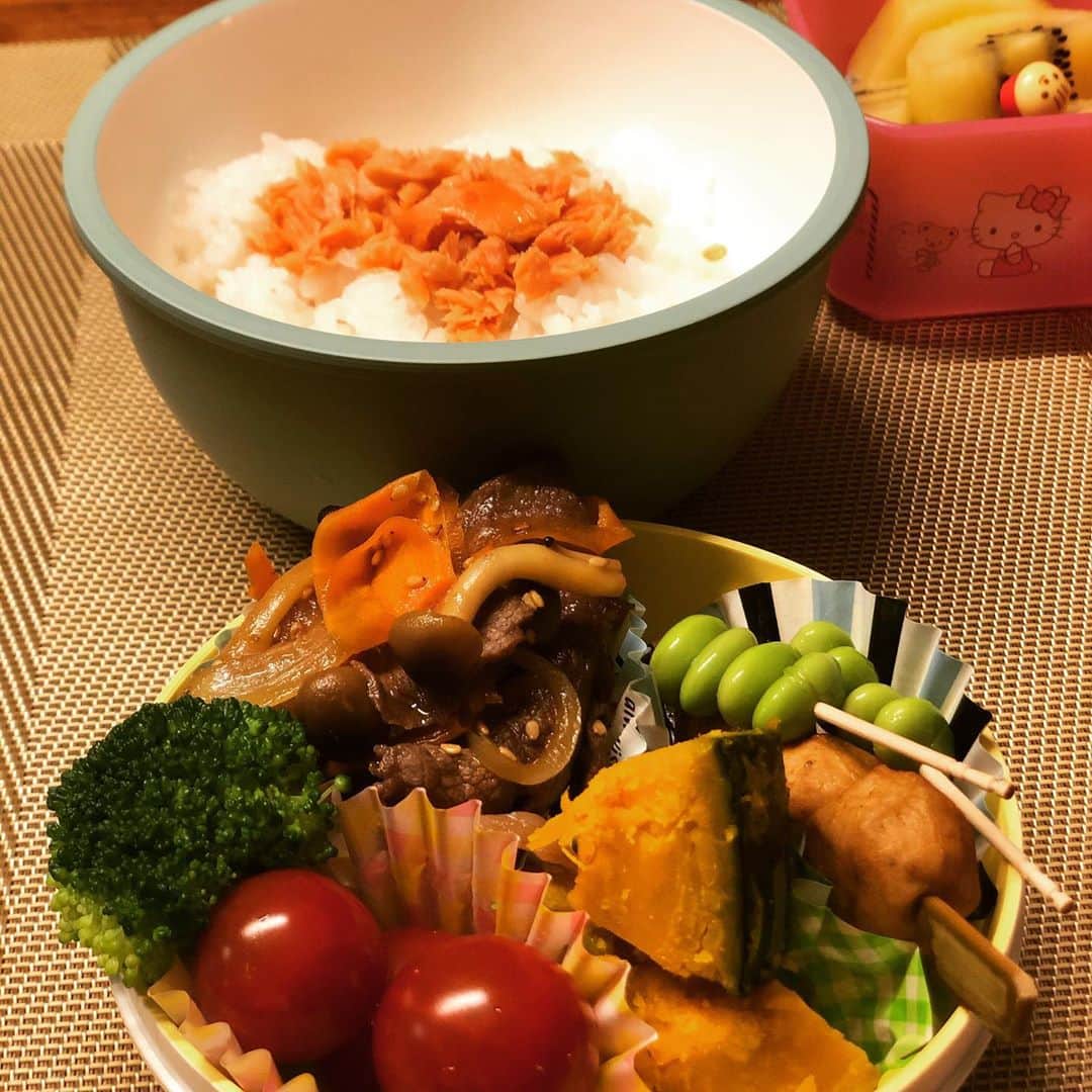 山口もえのインスタグラム：「長女のお弁当🍱 一番時間がかかったのは 枝豆の串刺し。笑 お肉は焼肉のたれが大活躍💕 ごま油を足したよ😊 #弁当#お弁当記録#簡単 #焼肉のたれ#ニンジンはピューラーで薄く #写真#角度変えてみたよ」