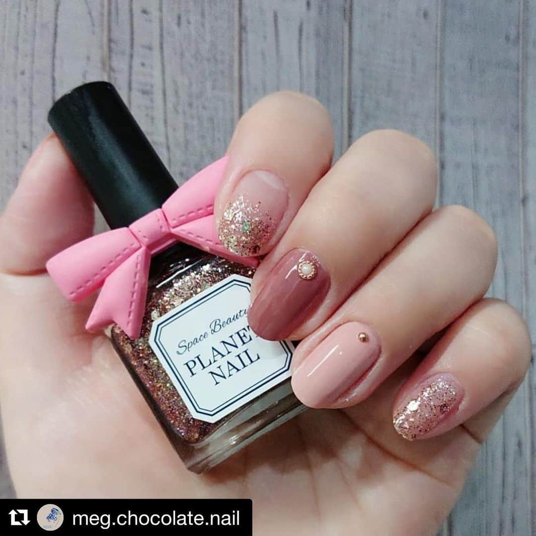 【PLANET NAIL（プラネット ネイル）】公式さんのインスタグラム写真 - (【PLANET NAIL（プラネット ネイル）】公式Instagram)「@meg.chocolate.nail さん PLANET NAIL Basic Line 2020年春の新色 PLB27 銀河の遊歩道 を使用したネイルアレンジのご紹介ありがとうございます💅 ・ #Repost @meg.chocolate.nail with @get_repost ・・・ ピンクのキラキラ⋆°｡✩ . この度、PLANET NAIL( @planet.jp )様からお声がけ頂き、素敵なポリッシュを提供して貰いました。 . 今回使用したのは、2020年春夏の新色 #銀河の遊歩道 PLB27 ピンクゴールドが本当に綺麗なんです✨ 華やかさの中にも品のあるラメですね！ . 人差し指はグラデに、小指はぎっちり塗ってみました。 それに合わせて他の指もピンク系に。 小さくて見にくいですが、パーツもピンクゴールドにしています。 . この他に、ブルー系の#深海の空中庭園  シルバー系の#巡る流星群 も頂いたので今後POST出来たらと思っております。 . PLANET NAIL様、この度は本当にありがとうございます。今後も大切に使わせて頂きます。 . . #planet_jp #プラネットネイル #planetnail #セルフネイル #セルフネイル部 #ネイルサークル #Freeマニキュア FB02 #ネイル工房 #ネイルホリック #RO602 #nailholic_kose #homeiピールオフベースコート #HOMEI #ジェルボリュームトップコート #canmakeネイル #プチプラネイル #シンプルネイル #大人ネイル #ショートネイル #簡単ネイル #ラメネイル #ピンクネイル #ネイル好きな人と繋がりたい」6月29日 9時24分 - planet.jp