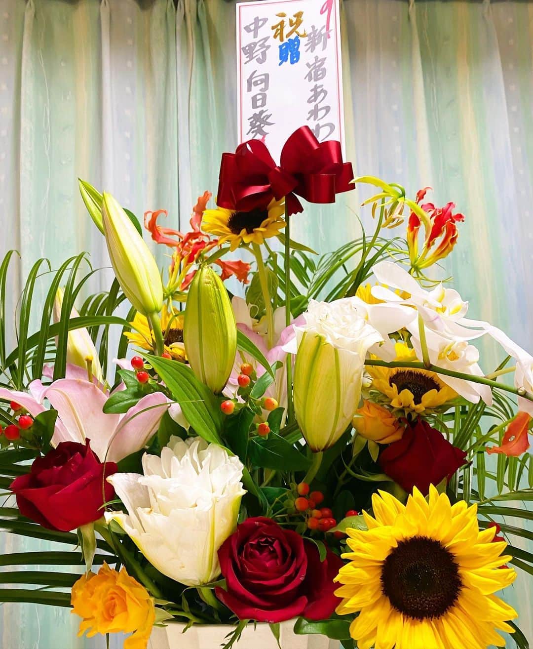 中野向日葵さんのインスタグラム写真 - (中野向日葵Instagram)「個展開催祝いにお花をいただきました💐 薔薇とひまわりがいっしょにいる🌹🌻 素敵なお花をありがとうございます」6月29日 9時19分 - himawaridaa