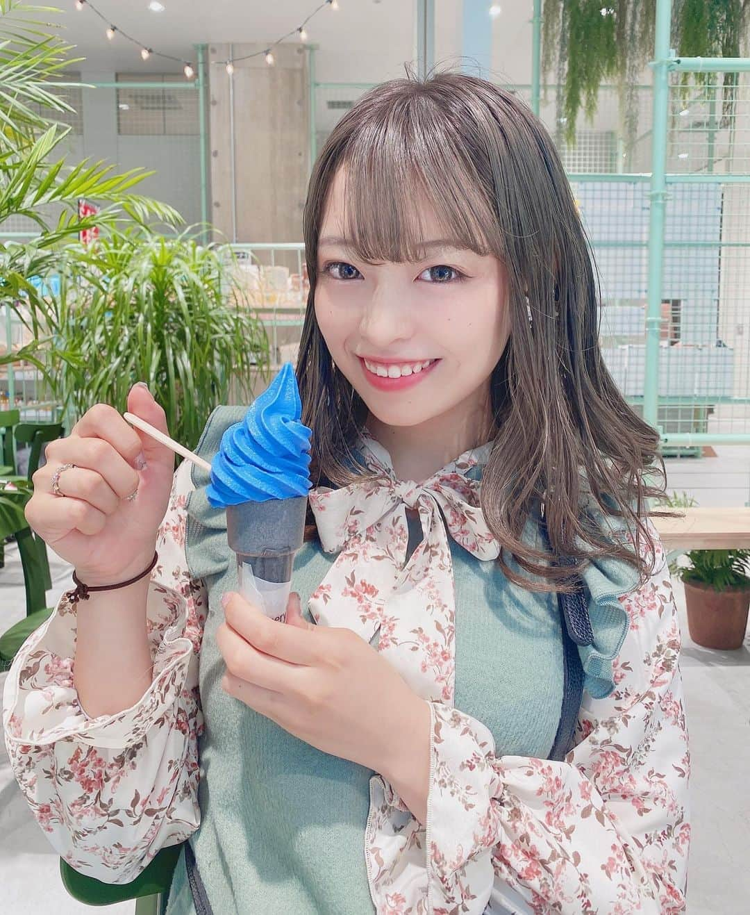 中野向日葵のインスタグラム：「24歳になりました(○ ⚈ ◡ ⚈ ○) 自己紹介します！！！ 中野向日葵　1996.6.28生 大学卒業後会社員２年目 新宿あわわお姉さん 絵を描く 寿司が好き  今後ともよろしくお願いします^ - ^  #青いソフトクリーム #銀座ロフト #銀座LOFT #LOFT #青いアイス　#ソフトクリーム #銀座グルメ　#リボンアレンジ」