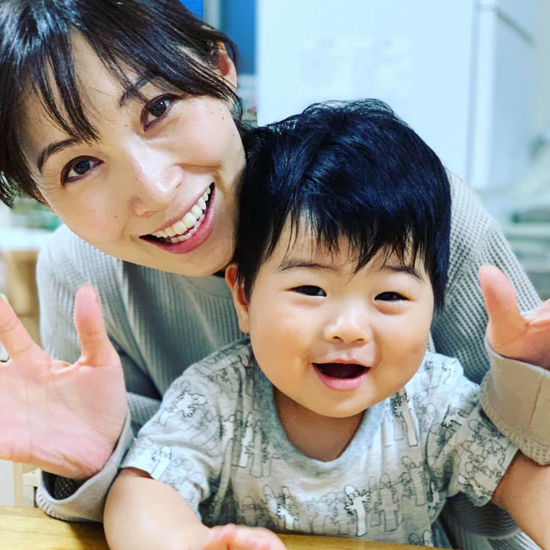 星野涼子さんのインスタグラム写真 - (星野涼子Instagram)「こどもと写真撮ると１枚ではお互いのタイミングがなかなか合わない(笑)  #子育て　#育児　#1歳　#1歳6ヶ月　#1歳半　#ニョロニョロ　#写真　#1yearold #photography #1살 #아들 #사진」6月29日 9時40分 - ryoko.hoshino