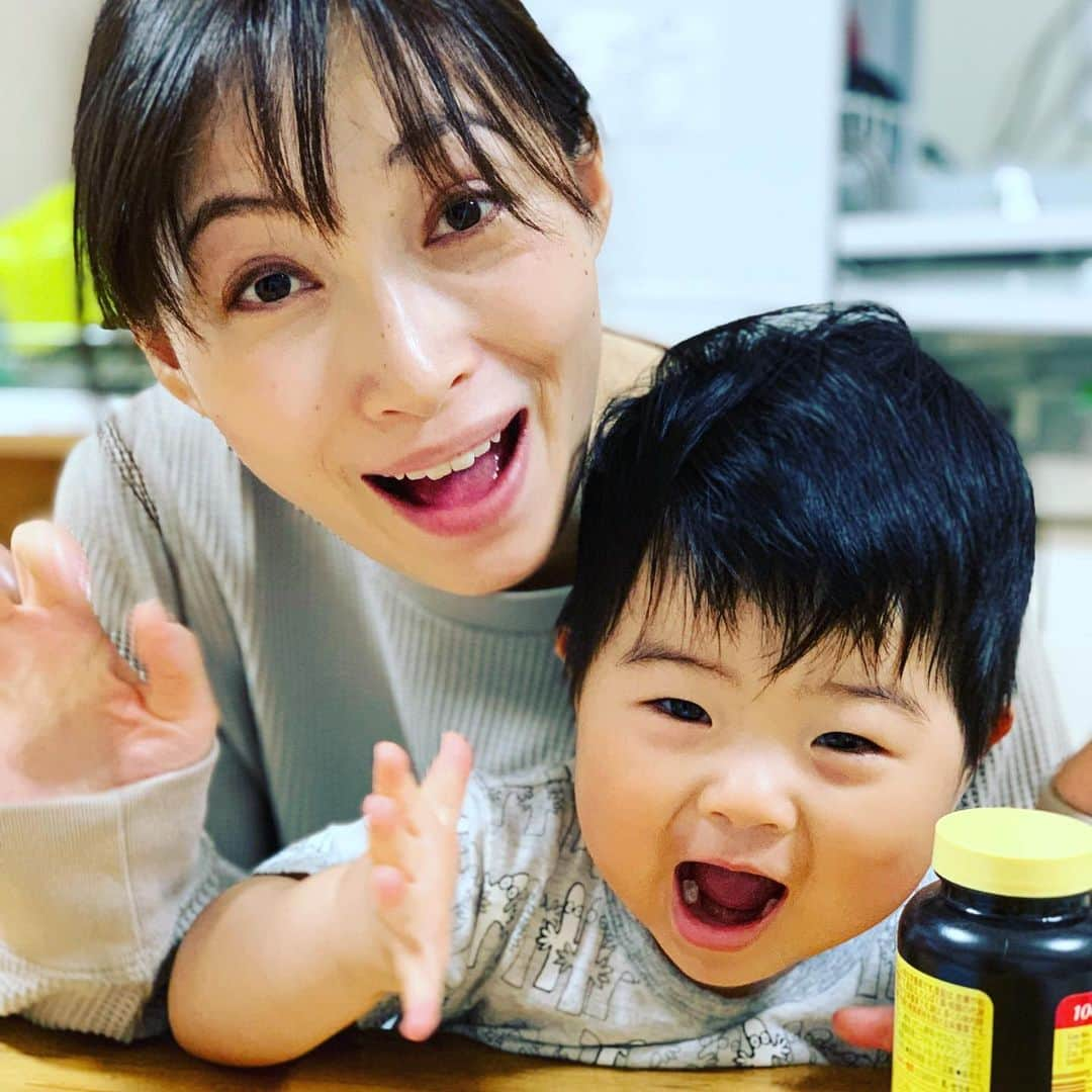 星野涼子さんのインスタグラム写真 - (星野涼子Instagram)「こどもと写真撮ると１枚ではお互いのタイミングがなかなか合わない(笑)  #子育て　#育児　#1歳　#1歳6ヶ月　#1歳半　#ニョロニョロ　#写真　#1yearold #photography #1살 #아들 #사진」6月29日 9時40分 - ryoko.hoshino