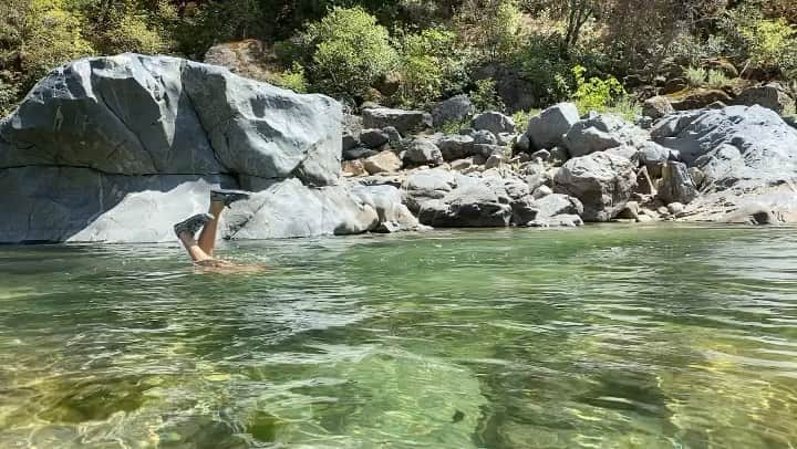 アンドレア・フエンテスのインスタグラム：「Hike mode on🧜🏻‍♀️」