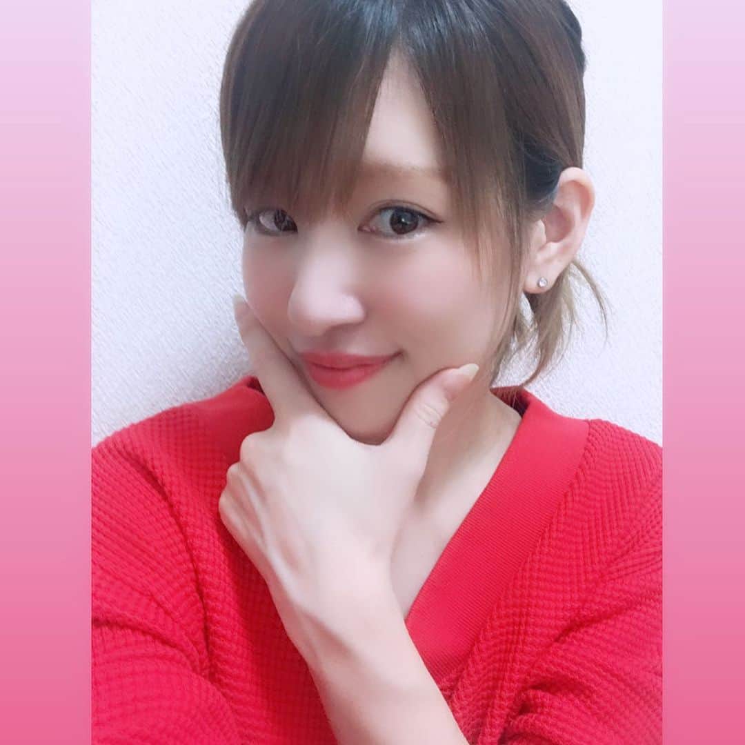 小野晴香さんのインスタグラム写真 - (小野晴香Instagram)「‪そういえば‬ ‪久々とても大きな会場でのコンサート‬。 ‪気合入りまくってるんだけど‬ ‪本番前メイク室でなぜか違うこと始めちゃって、、(友達と電話したり。。内容も全く関係ないガールズトークとか)‬ ふと‪気づけば本番5分前、、‬ ‪まじで自分ありえない とか思いつつも、近くにいた違うチームの子達に出番確認して 最初は研究室からだから“S”はまだまだ時間ある、ああよかった さ。メイク始めよー  という、のんきな そしてなんともリアルな 夢をみたのよ今朝。  何気こんな感じの夢って珍しくはないんだけど(なにも知らぬままステージに出され見様見真似で必死にこなしてるとか。Live関係多い) 最近はりかこ(SKE同期の)とお仕事したり 配信でもグループ時代に触れたりと そういう事が前に比べるとかなり多くなってたので尚更、、？ 懐かしい感覚の夢をみたのかなと なんだかんだ微笑ましいお目覚めだったのだけど、、 そんなときに“かおたん結婚”の一報よ  Twitterにも書きましたが どこのかおたんさんかと思いきや 我が“かおたん”だったよね (笑) いちを同じハウスメン。 部屋も階も違うからそこまでかおたん部屋には行ってなかったけど ずっと誘ってくれてた“1コメダ” わたしは延ばしに延ばして 結局卒業スペシャル的な感じで〈いい感じに〉やってくれたのもかおたん そんな遥か昔の事をふと 思い出してました👶 わたしはかおたんにとって 良い人、優しい先輩、そんな存在ではなかったと思いますが(自分で言う 笑)、、 幸せになってほしい いま心からおもいます  改めておめでとかおたん！  #congratulation 😌💝 #1コメダshot も 🐈 #こちらボケボケを選びました #ご了承下さいませ #☺️」6月29日 0時51分 - haaa_ho