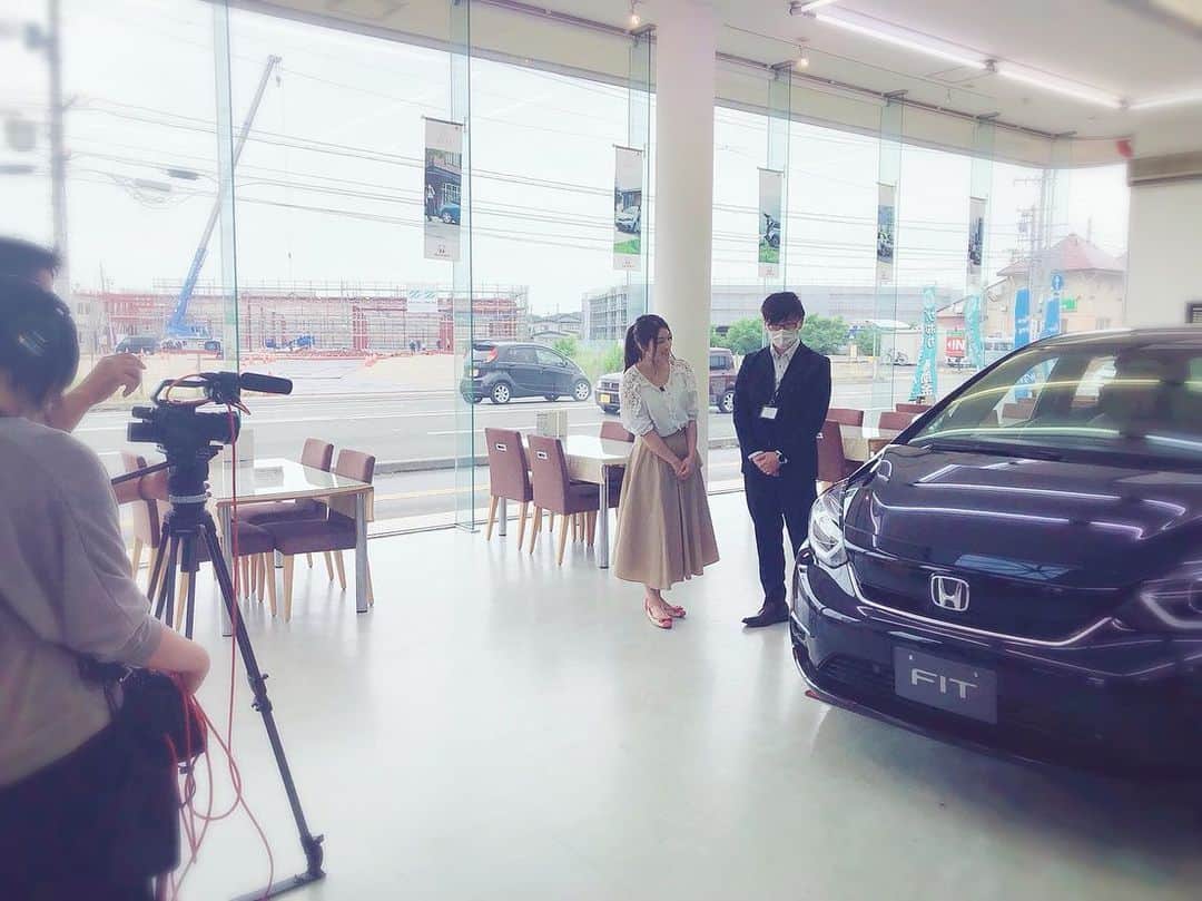 のインスタグラム：「6/30(火)22:54〜 ABSヨンチャンなび リポーターで出演しています。 . 今回はホンダカーズ千秋泉店にお邪魔して、新型フィットの4つの快適ポイントについてご紹介いただきました💡 . 私も試乗させてもらいましたが、 いろんなライフスタイルにフィットして本当に使い心地が良さそう☺️👍 気になる新型フィットの情報はぜひTVをチェック📺 またはホンダカーズ千秋泉店へ！♪ . 衣装→ @wood.stock.yokote  #akita #modelclubstella #model #reporter #tv #abs #ヨンチャンなび #honda #fit #新型フィット #ホンダ #ホンダカーズ千秋泉店 #イノベーションワークス」