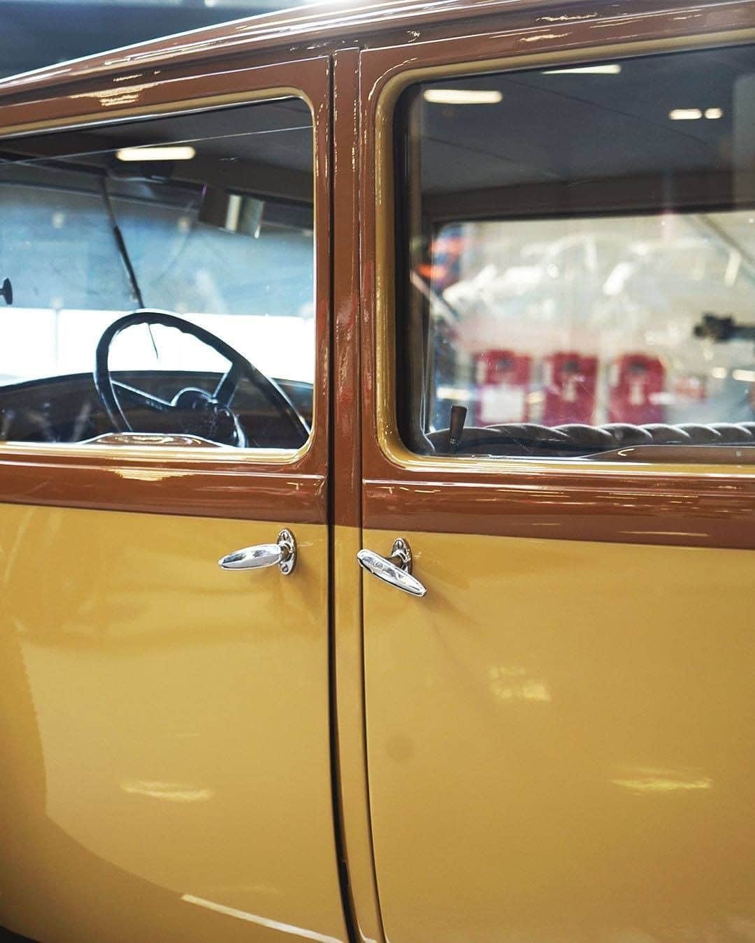 Citroënのインスタグラム：「Open the door for a family trip! 👨‍👩‍👧‍👦 #OnceUponACar #ClassicCar #Citroën #LeConservatoire #OldButGold #InstaCar #CarsOfInstagram #Picoftheday #carlifestyle #vintagecar #carswithoutlimits #cars4life #carscollection」
