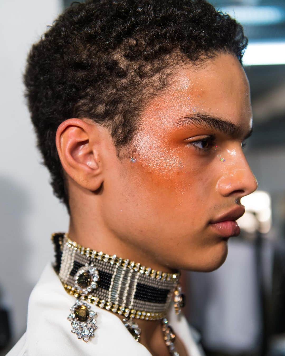 Fashion Weekのインスタグラム：「Every detail counts 😍 Captured backstage at @walesbonner's #LFW Mens January 2016 show. Grace Wales Bonner, the creative visionary behind the fashion label, often uses craftsmanship and embellishments to explore themes of male sexuality and identity in her work. See more from the 2016 LVMH Prize winner at @walesbonner. Photos by @gettyimages」