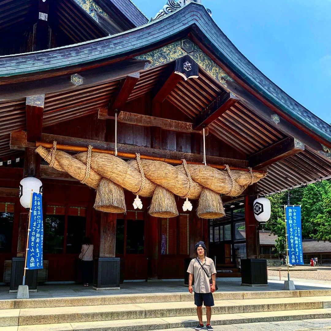 一宮大介のインスタグラム：「When i was child,i would often go to shrine with my grandpa and grandma. Today i was here,Izumo Taisha shrine and felt history and culture .  I keep to have  my flame like locs  and Japanese spirit as one of person and rock climber!! #locs #locstyle #しめ縄 #出雲一宮」