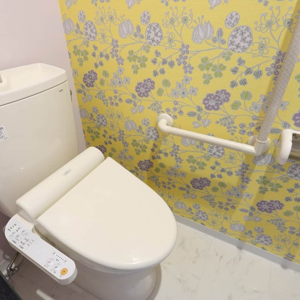 LABOdezaoさんのインスタグラム写真 - (LABOdezaoInstagram)「#オウチノコトカンガエル 【vol.7 アクセントクロスの楽しみ方〜トイレ編】 🔶　🔹 トイレの壁掃除に関する注意点 1️⃣複数の種類の洗剤を混ぜないこと トイレの壁を掃除する際、複数の種類の洗剤を混ぜるのは危険絶対に行わないでください。 特に酸性と塩素系の洗剤を混ぜると毒性の強い塩素ガスが発生し、最悪の場合死に至る可能性があります。洗剤の注意書きを必ずよく読み正し使用方法で使ってください。 2️⃣カビによる汚れに対して、水拭きはNG カビの汚れを掃除するのに水拭きは逆効果です。カビに湿気を与えてしまい、さらにカビが繁殖してしまいます。除菌スプレーや市販のカビ取り剤を使って掃除を行ってください。  #トイレインテリア   #花柄クロス　#機能性壁紙 #ホーローパネル　 #おうち時間 #おうち時間を楽しもう  #アクセントクロス　#アクセントウォール  #トイレ #ライフスタイルリノベーション　 #マンションリノベーション #デザオ建設 #デザオ #DEZAO  #DsLABO # 戸建リノベーション #リノベーション #リフォーム  #注文住宅  #家 #住宅 #建築 #暮らし #マイホーム計画 #インテリア #デザイン #家づくり ＊デザオ建設のリフォーム、詳しい情報はこちらからどうぞ → @dezaorefor」6月29日 1時09分 - dezaoreform