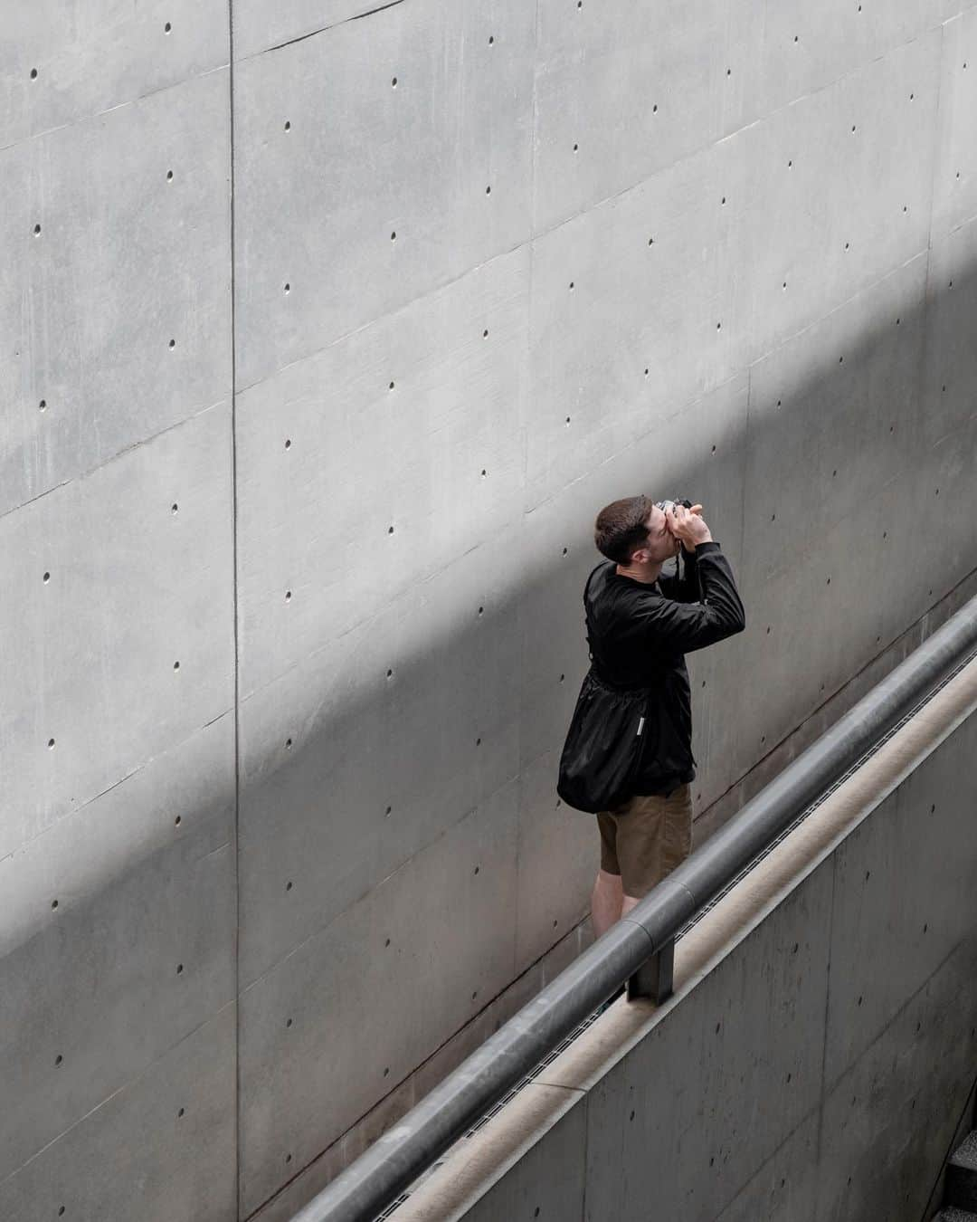 コートエシエルさんのインスタグラム写真 - (コートエシエルInstagram)「“I love to explore the relationship between people and their built environments, and often these form my own experiences with architecture. . Living in Tokyo has taught me to see things differently, and I constantly challenge myself to see the world with fresh eyes. Even re-visiting the same places there is always a new discovery; a subtle nuance or detail. . The Fukutake Hall is only a short cycle from my house here in Tokyo, and somewhere I’ve wanted to explore closer for some time. Moving out of lockdown was a perfect opportunity for me to go and investigate with my camera. . Ando was able to take inspiration from the surrounding buildings (a mix of traditional Japanese and Modern European), and tie them together in his classic minimalist style” - @benrich__ wearing our ORCO in Black ☑️ . . . . #coteetciel #designedinparis #parisiandesign #blackbag #bagsofinstagram #manaccessories #unisexaccessories #accessoriesoftheday #bagslover #bagholic #crossbodybag #unisexstyle #bagaddict #streetmagazines #urbanandstreet #detailsoftheday #bagoftheday #streetmobs #ss20 #backpackcollection #detailsmatter #estheticlabel #urbanaisle #urbangathering #citygrammers #dopeclickz #toneception #architecturephotography #architecturelovers #architecturedesign」6月29日 1時26分 - coteetciel