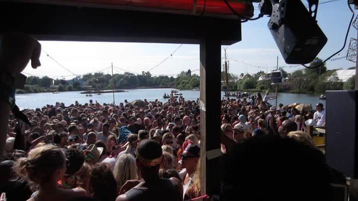 Waze & Odysseyのインスタグラム：「Just found this on an old Hard Drive from 2012 - Pagoda Stage Sunday at Secret Garden and @jamiejonesmusic & @leefoss dropping some very early Waze & Odyssey music! Glastonbury prompted some digging into old footage and was great to see this, fond memories of programming that amazing setting every year!」